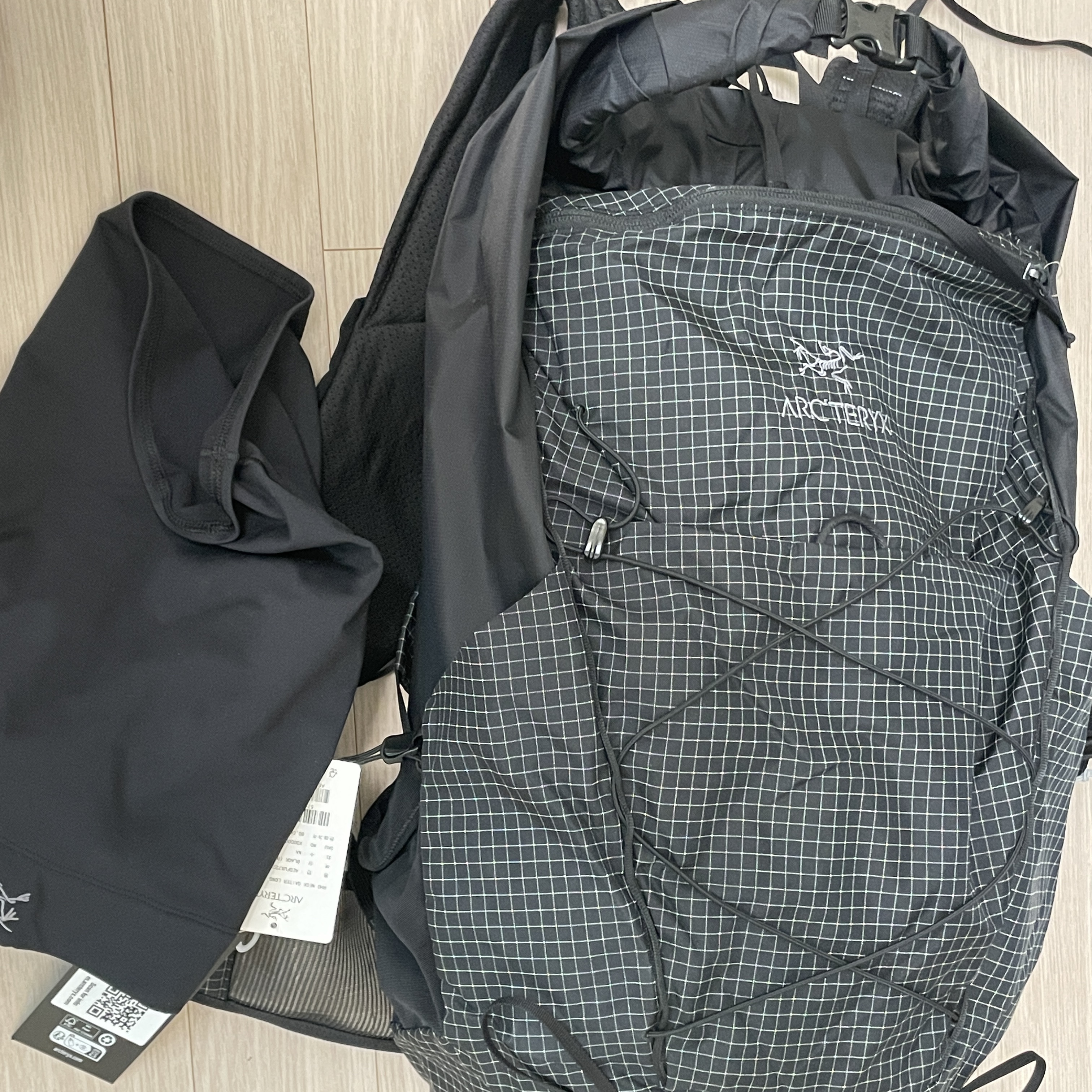 Arc'teryx Aerios 35 Backpack Black, Arc'teryx Rho Neck Gaiter Long Black 착용 스타일