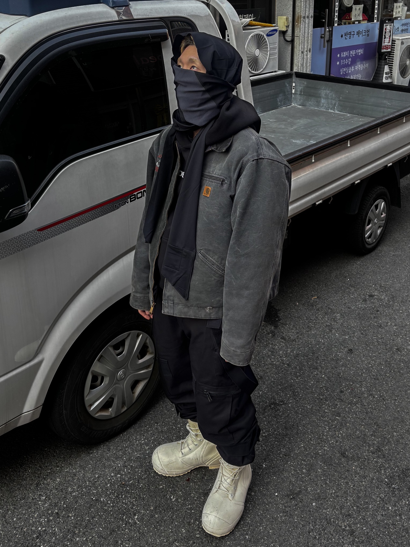 Sansan Gear Hoodie Scarf Black, Wapworks Arctic Suspender Pants Black 착용 스타일 - 5