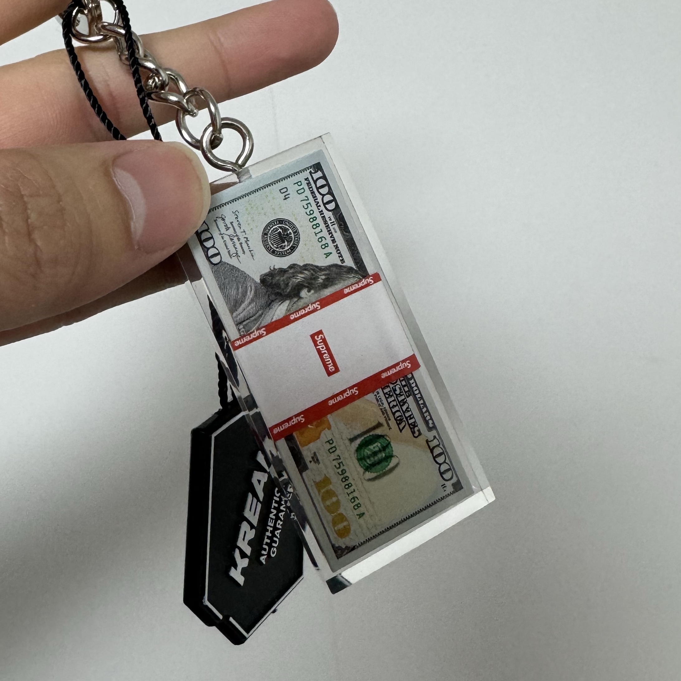 Supreme Cash Paperweight Keychain Multicolor - 24FW 착용 스타일