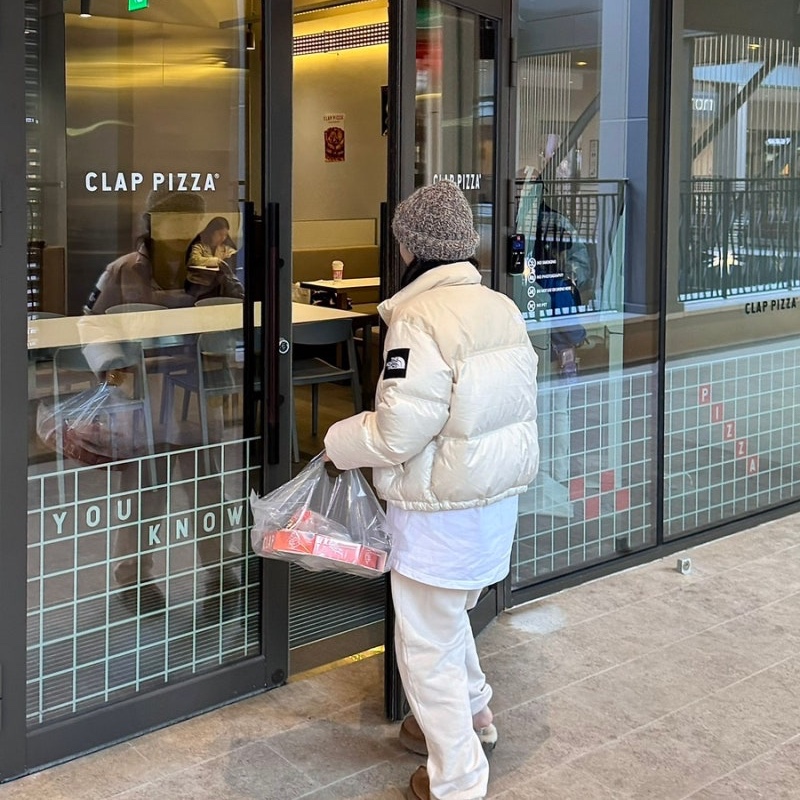 (W) The North Face White Label Novelty Nuptse Down Jacket Cream 착용 스타일