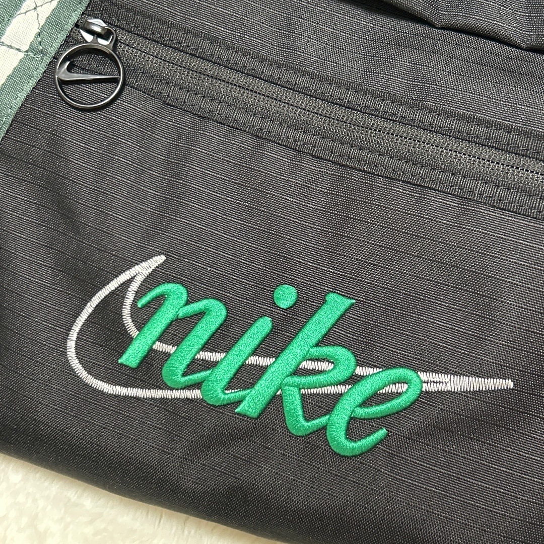 Nike Gym Club Training Bag 24L Black Vintage Green 착용 스타일 - 2