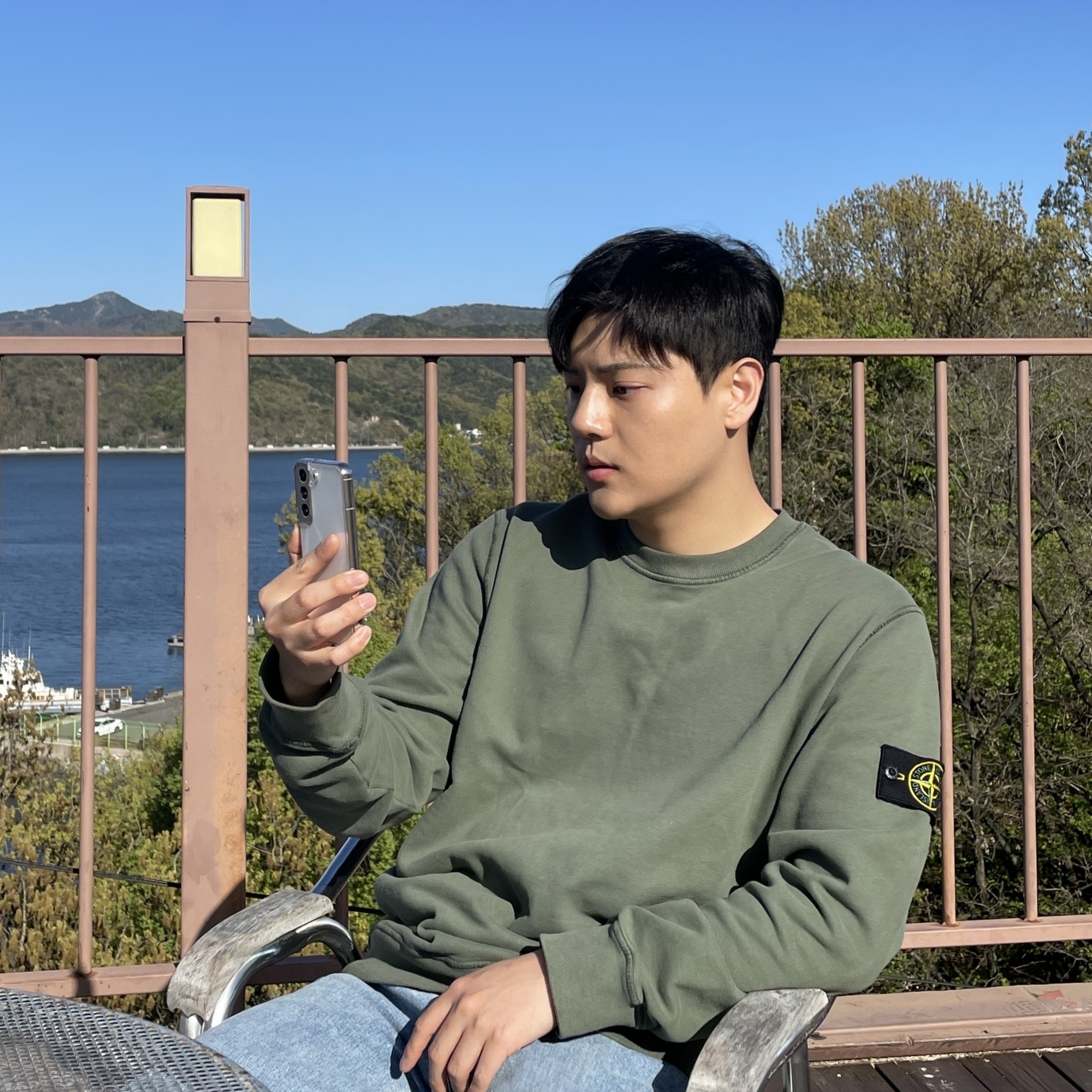 Stone Island 63020 Crewneck Sweatshirt Olive Green - 22FW 착용 스타일 - 1
