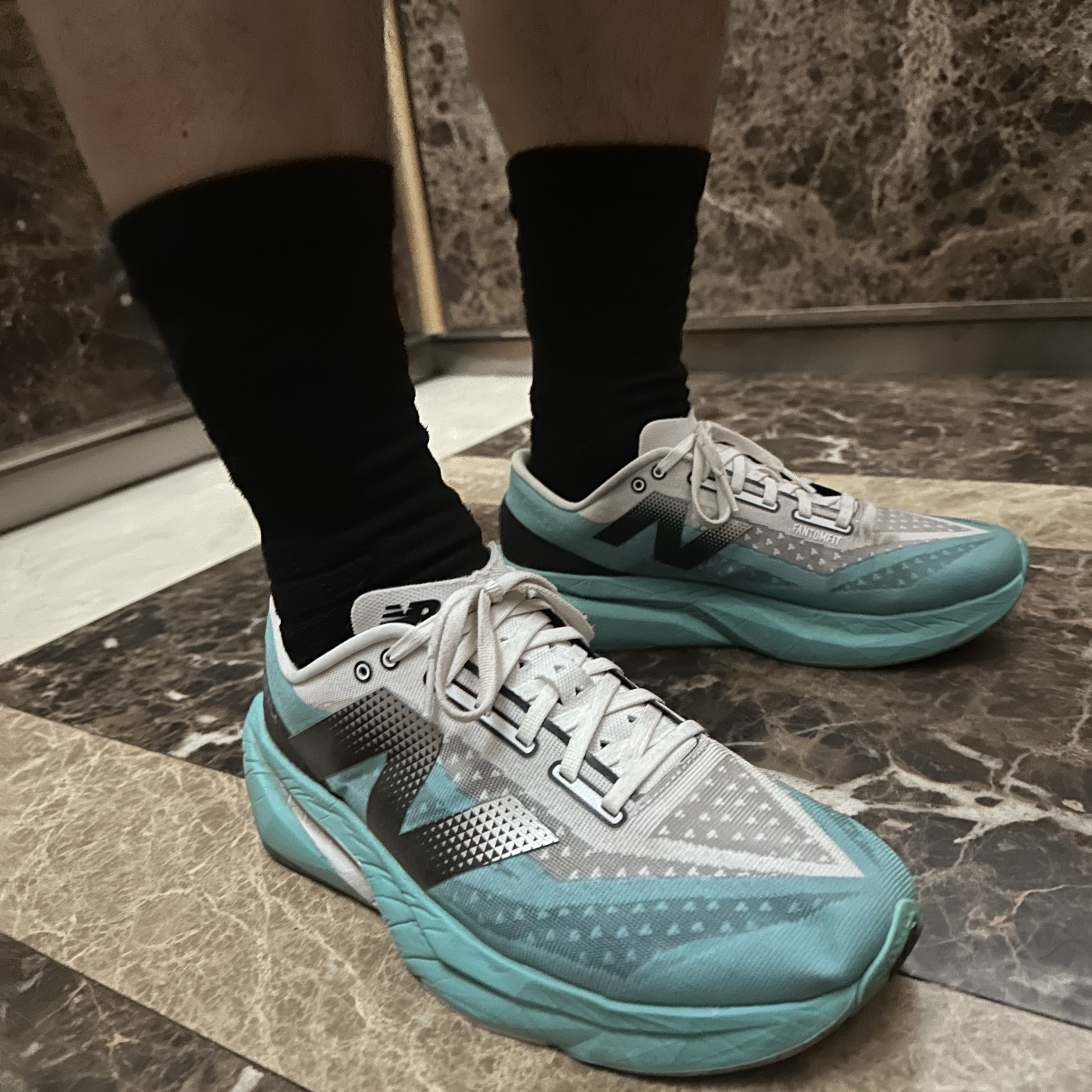 On Running Lightweight Cap Black, New Balance Fuelcell Rebel v4 Cyber Jade White - 2E Wide 착용 스타일 - 2