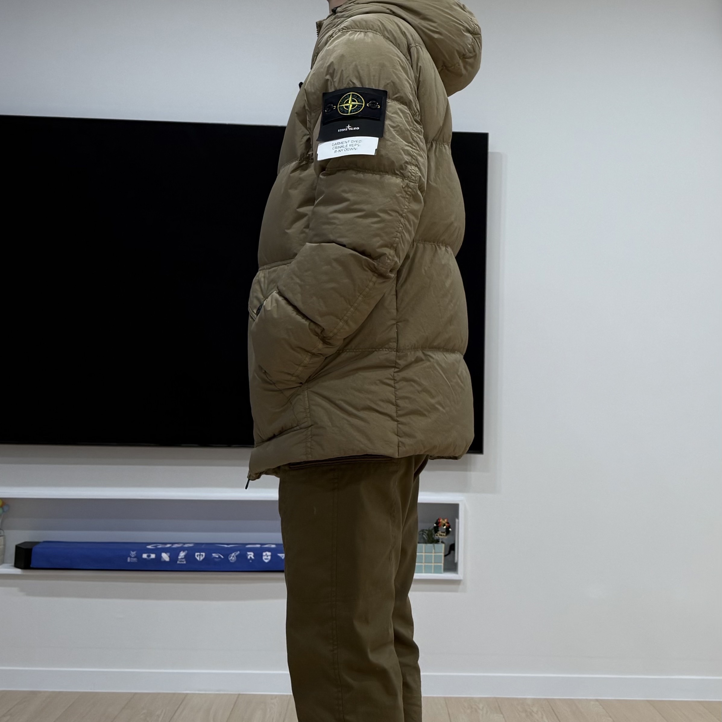 Stone Island 40723 Crinkle Reps Hooded Down Jacket Biscuit - 24FW 착용 스타일