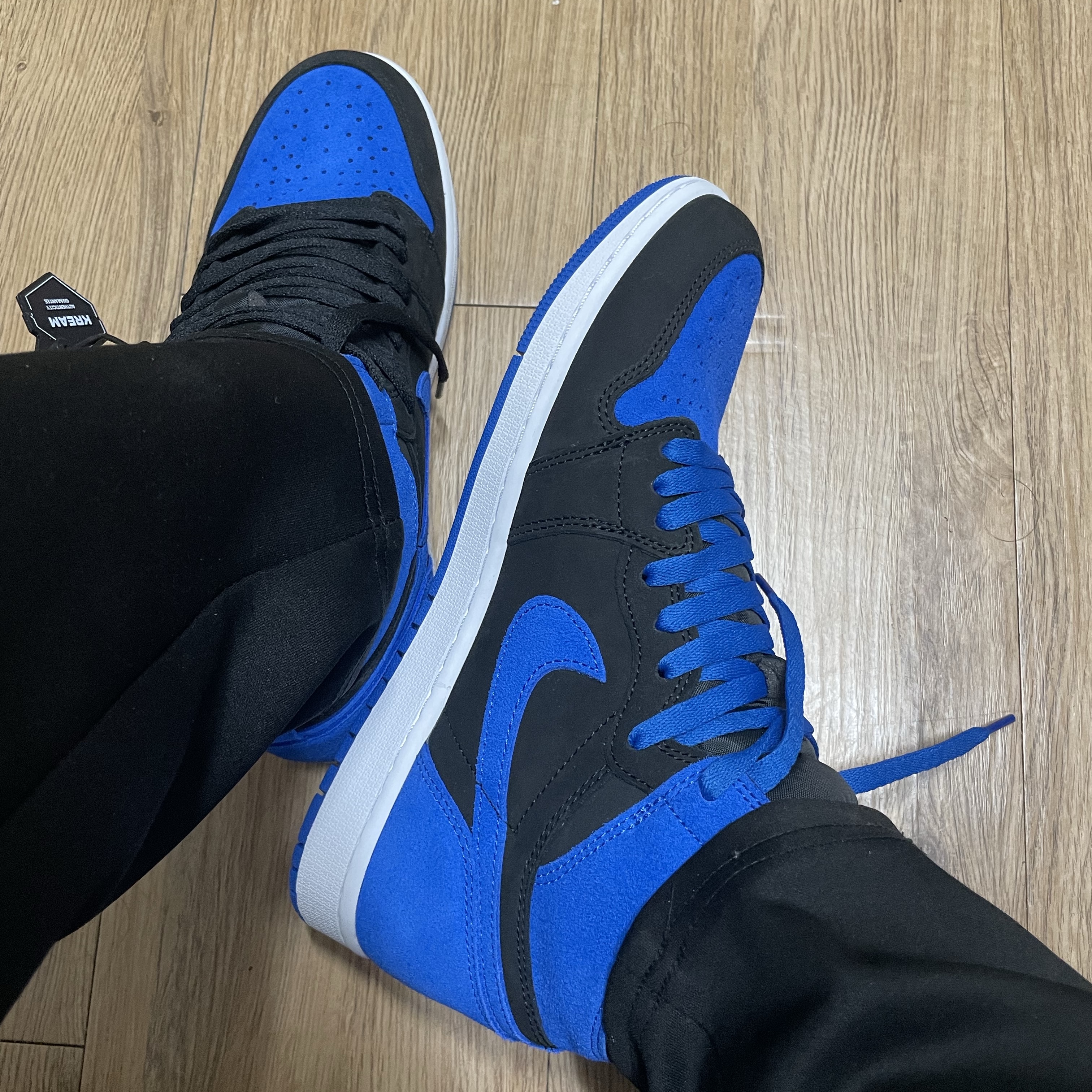 Jordan 1 Retro High OG Royal Reimagined 착용 스타일 - 4