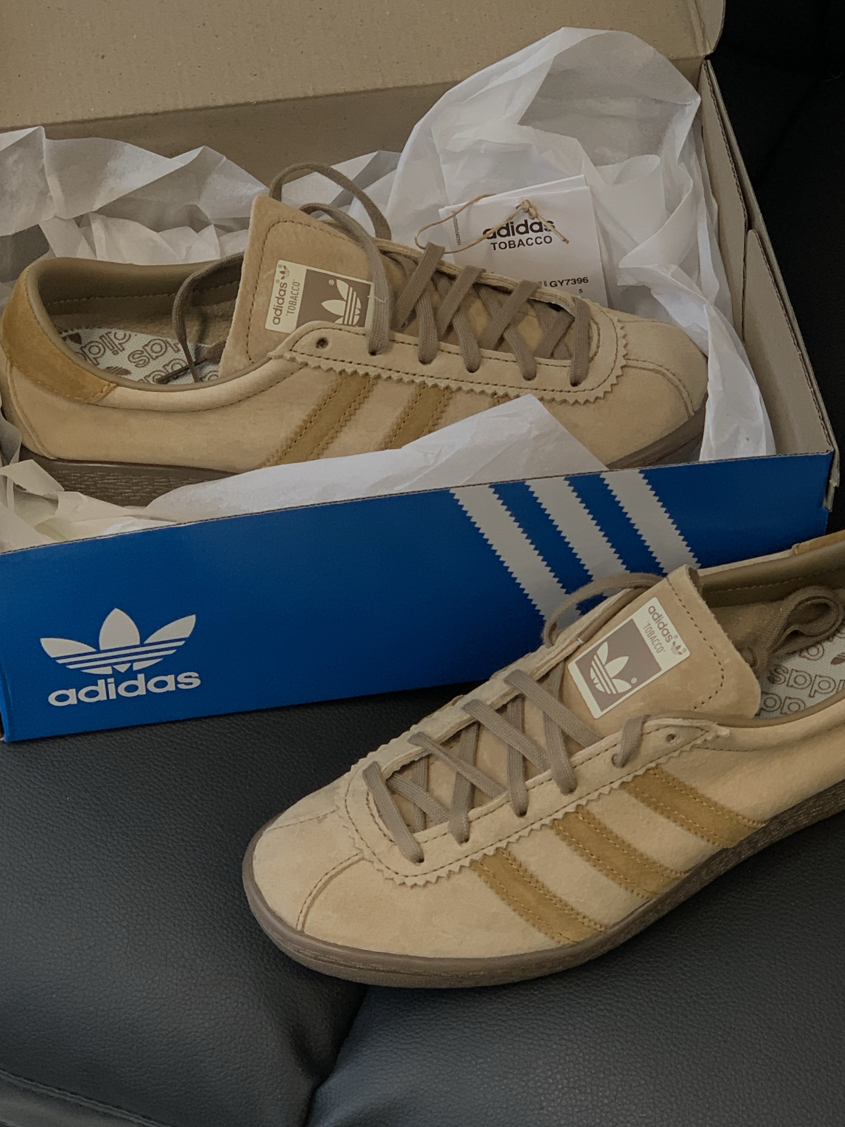 Adidas Tobacco Pantone Mesa 착용 스타일