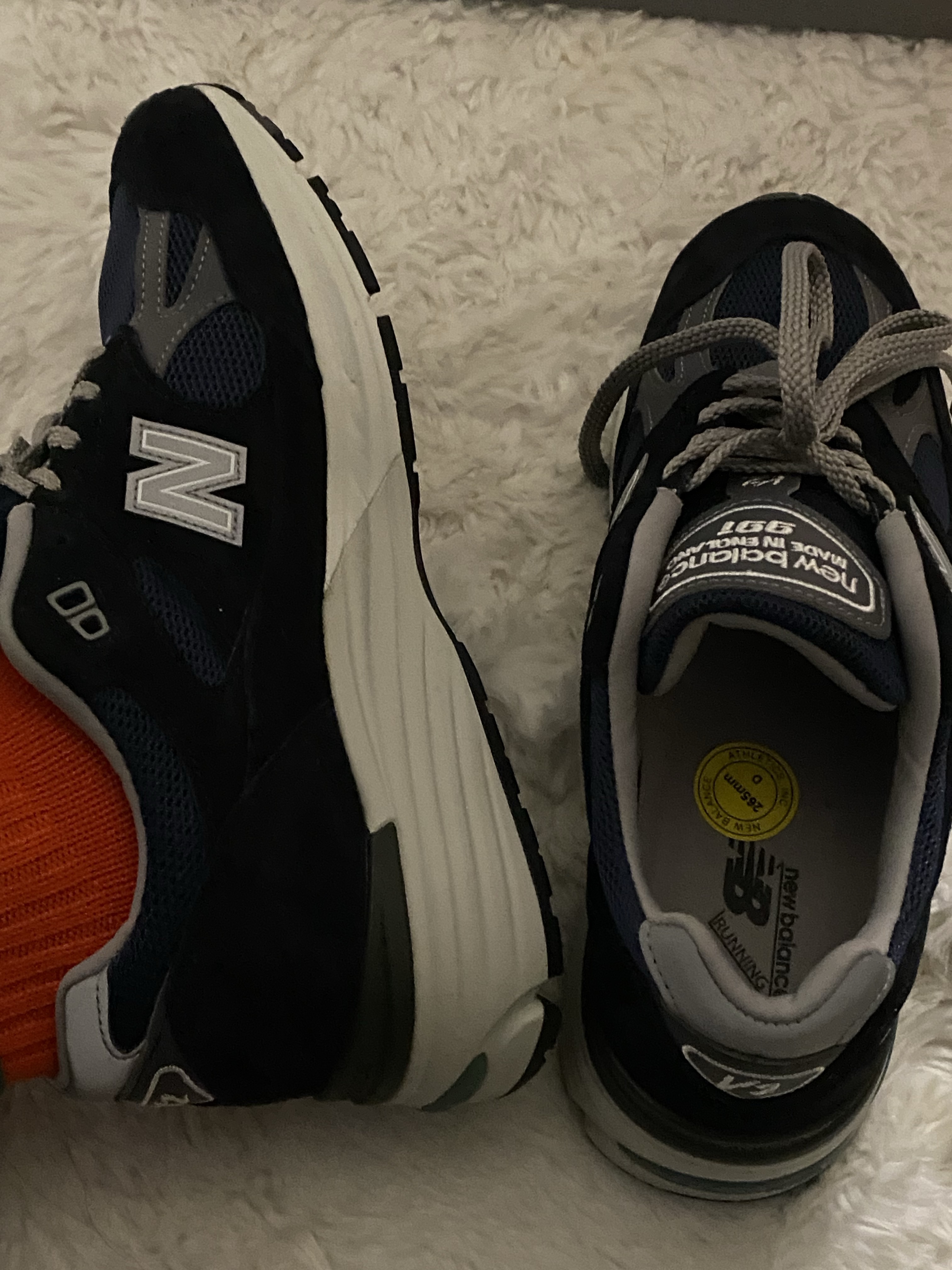 New Balance 991v2 Made in UK Dark Navy Smoked Pearl 착용 스타일 - 3