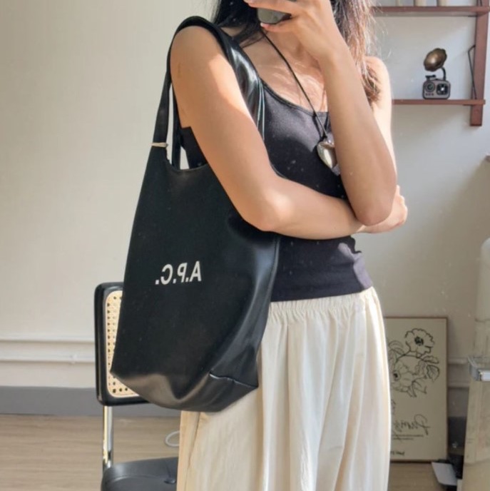 A.P.C. Ninon Small Tote Bag Black 착용 스타일
