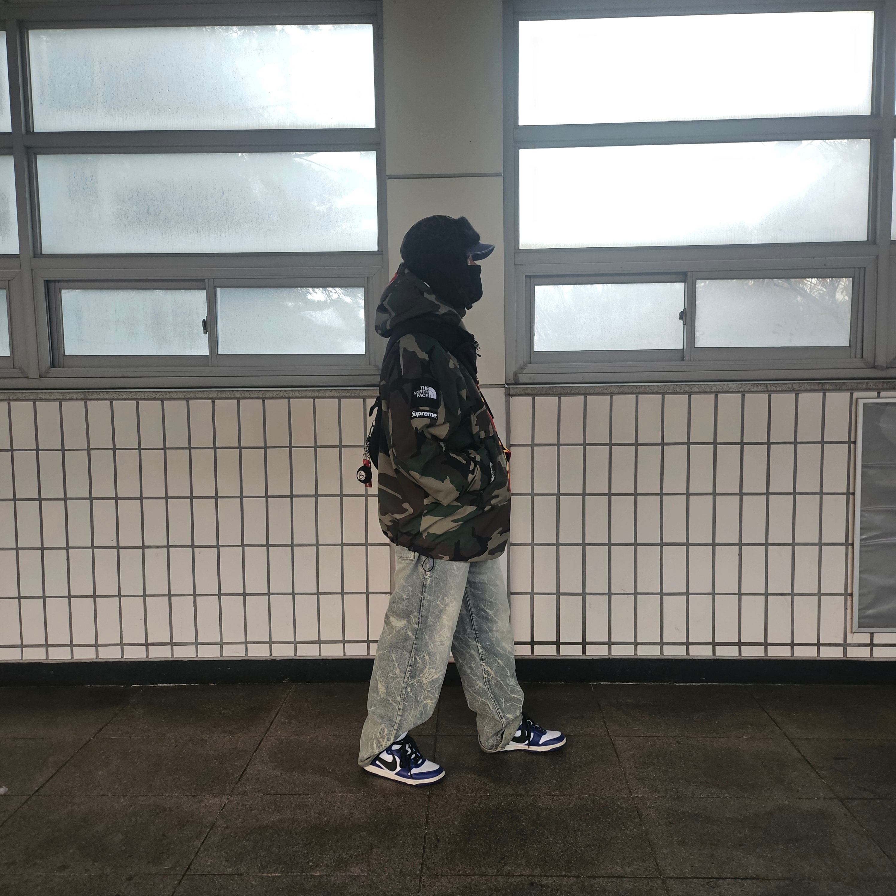 Supreme Pigment Canvas S Logo 6-Panel Navy - 23SS, Supreme x The North Face Split Taped Seam Shell Jacket Camo - 24SS 착용 스타일 - 3