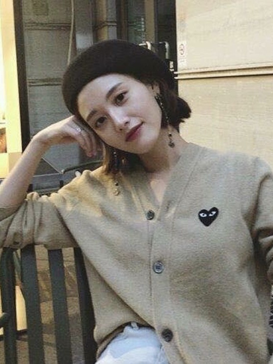 Play Comme des Garcons Red Heart Knit Cardigan Black, Play Comme des Garcons Black Heart Knit Cardigan Beige 착용 스타일 - 5
