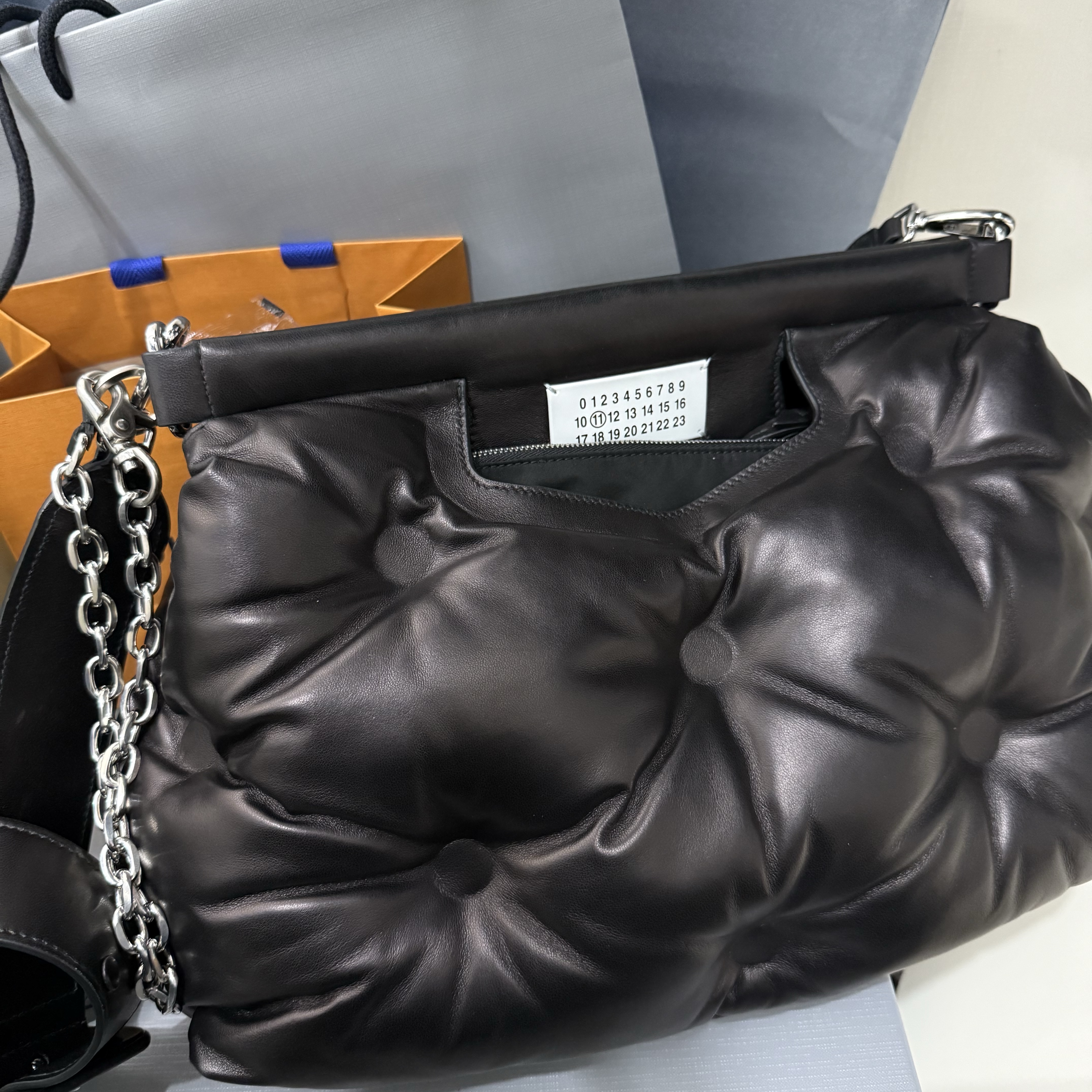 Our Legacy Ladon Brass Keychain Matte Nickel, Maison Margiela Glam Slam Classique Medium Black 착용 스타일 - 3