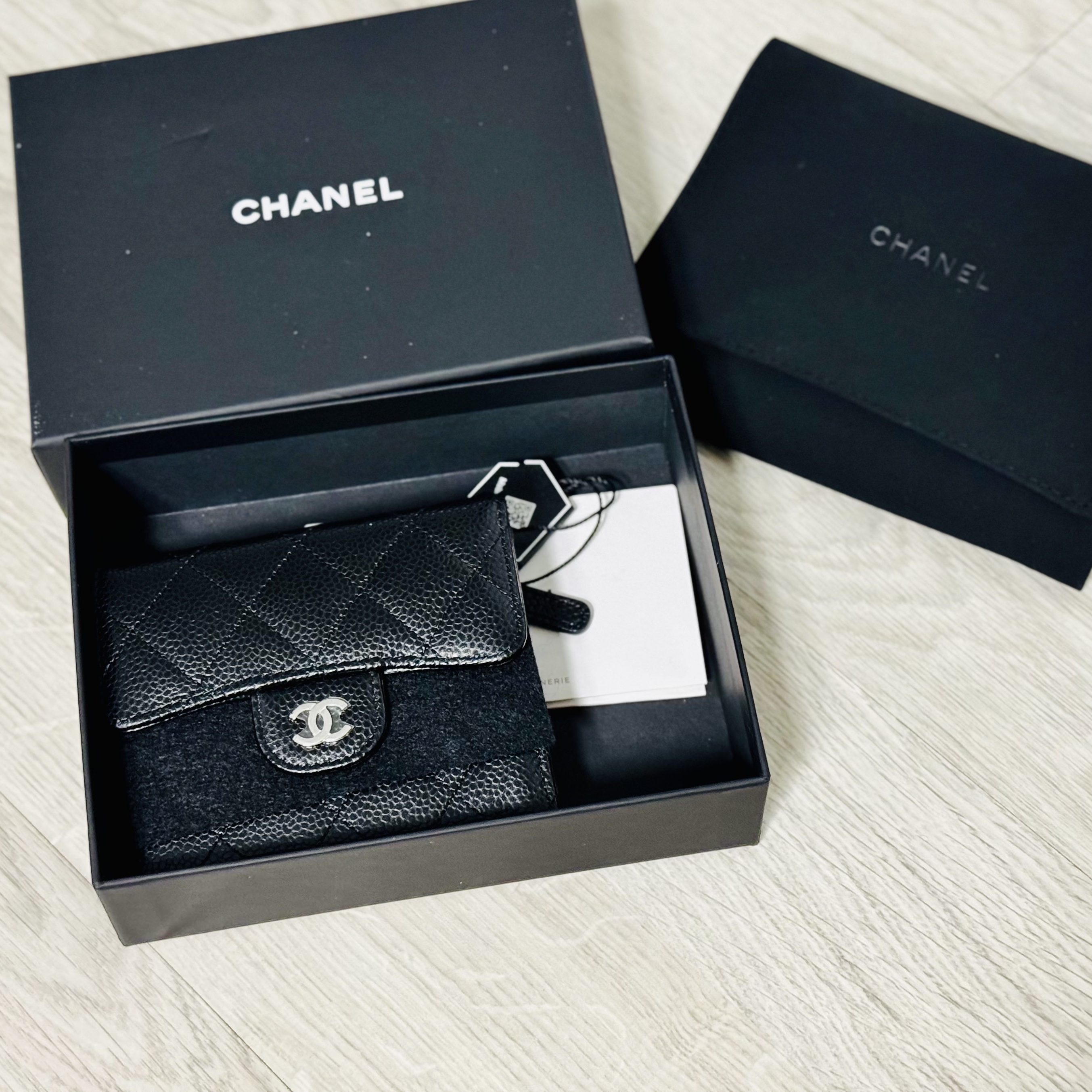 Chanel Small Classic Flap Wallet Grained Calfskin & Silver Black 착용 스타일