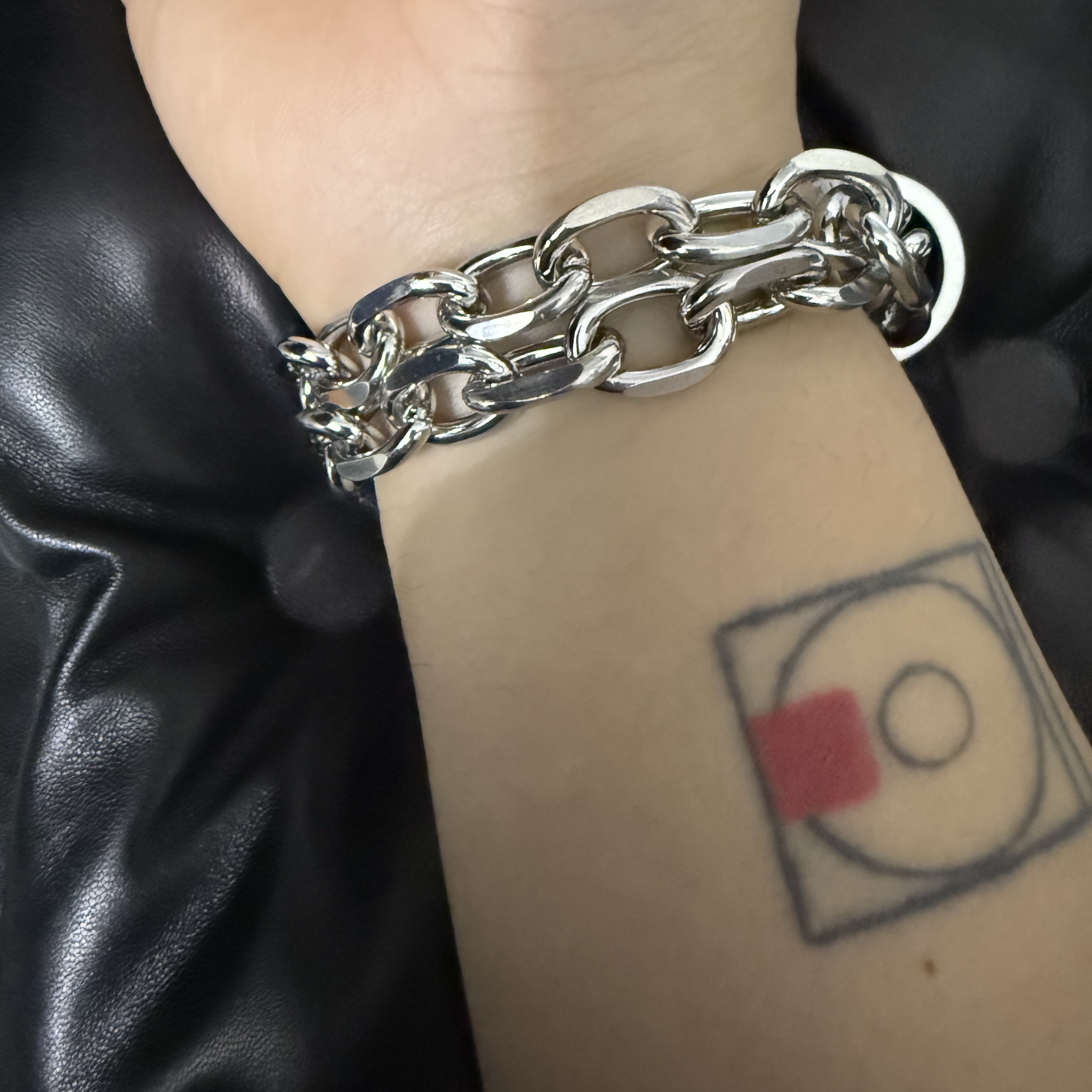 Our Legacy Ladon Brass Keychain Matte Nickel, Maison Margiela Glam Slam Classique Medium Black 착용 스타일 - 1