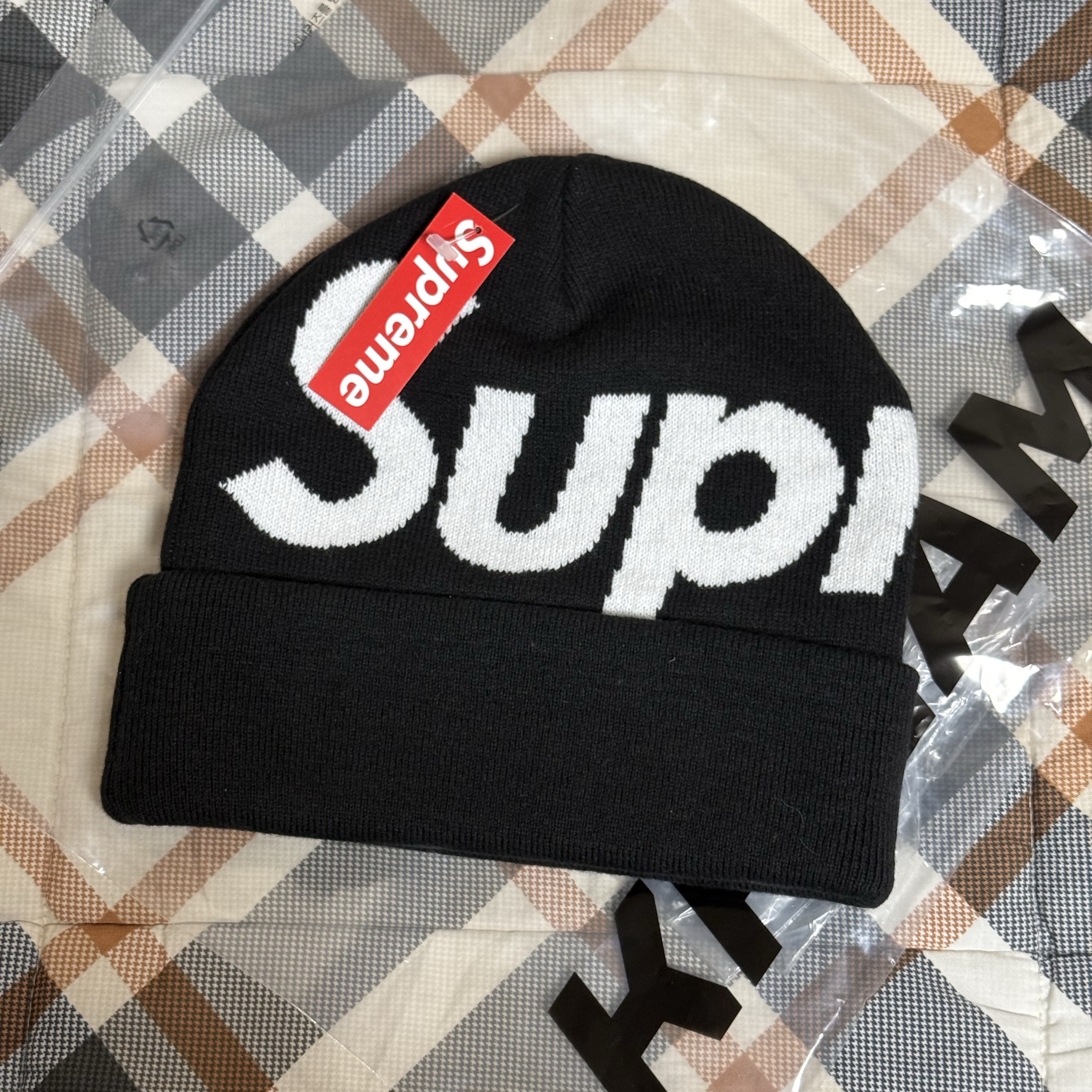 Supreme Big Logo Beanie Black 착용 스타일 - 1