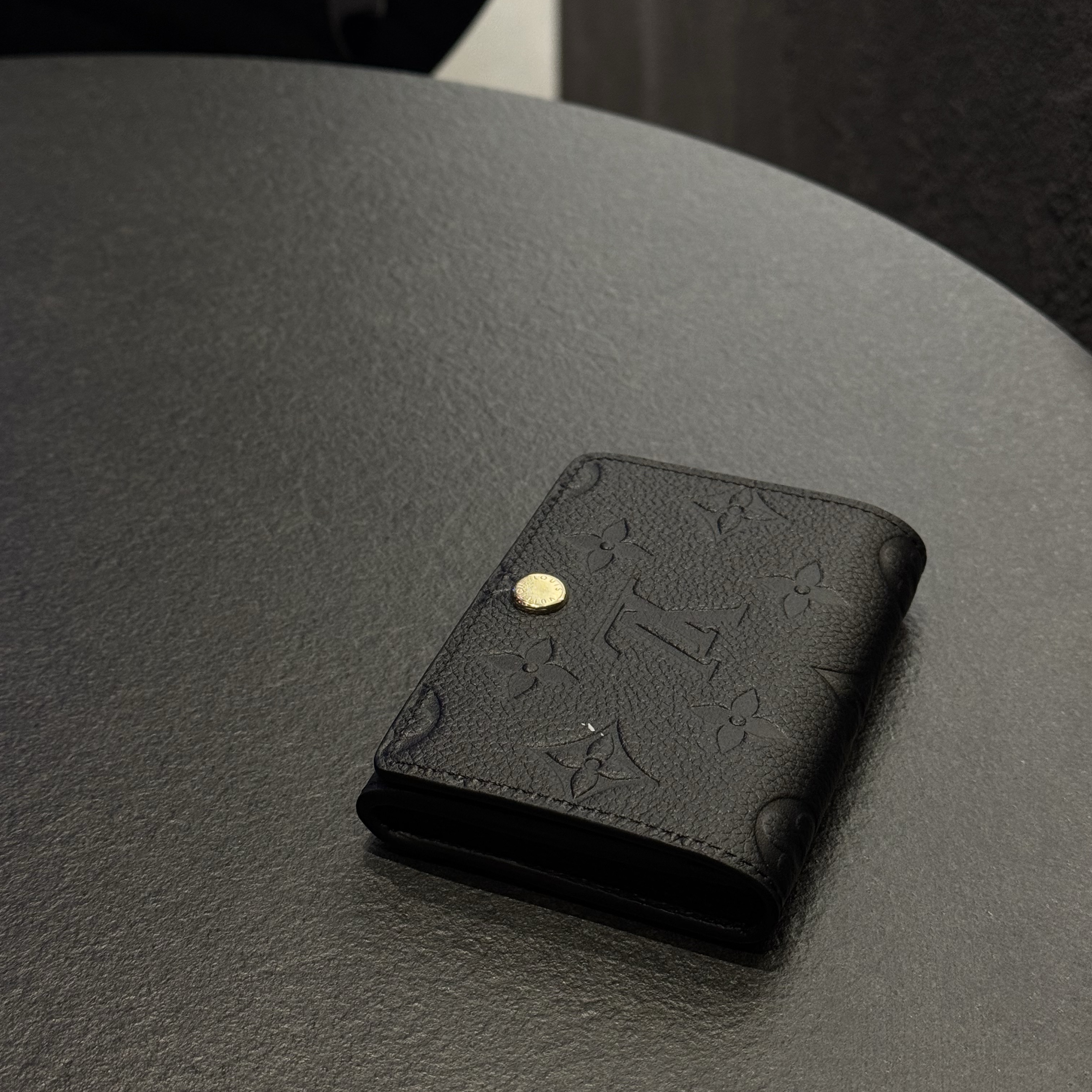 Louis Vuitton Business Card Holder Monogram Embossed Leather Black 착용 스타일