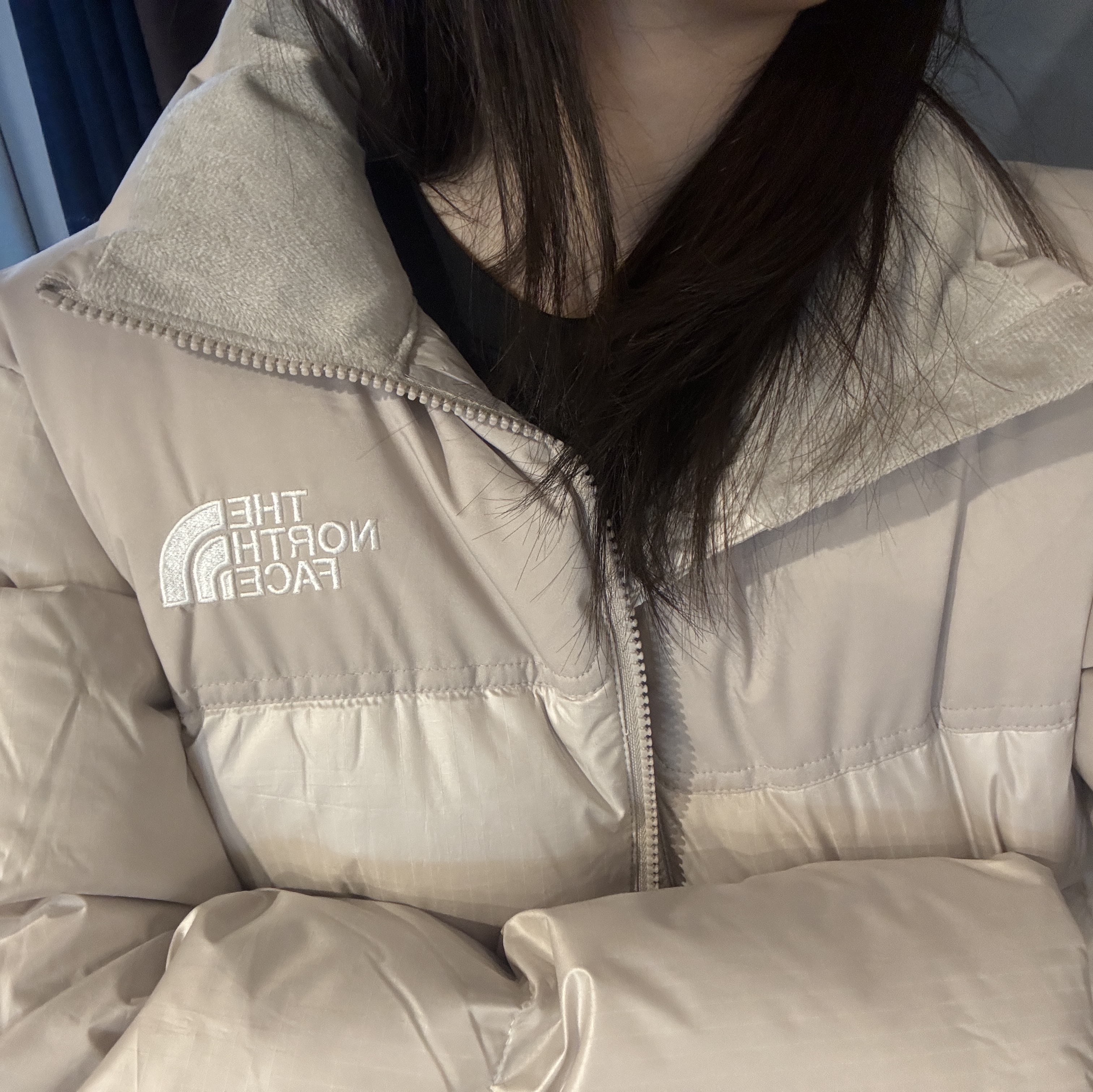 (W) The North Face White Label Novelty Nuptse Down Jacket Cream Beige 착용 스타일 - 2