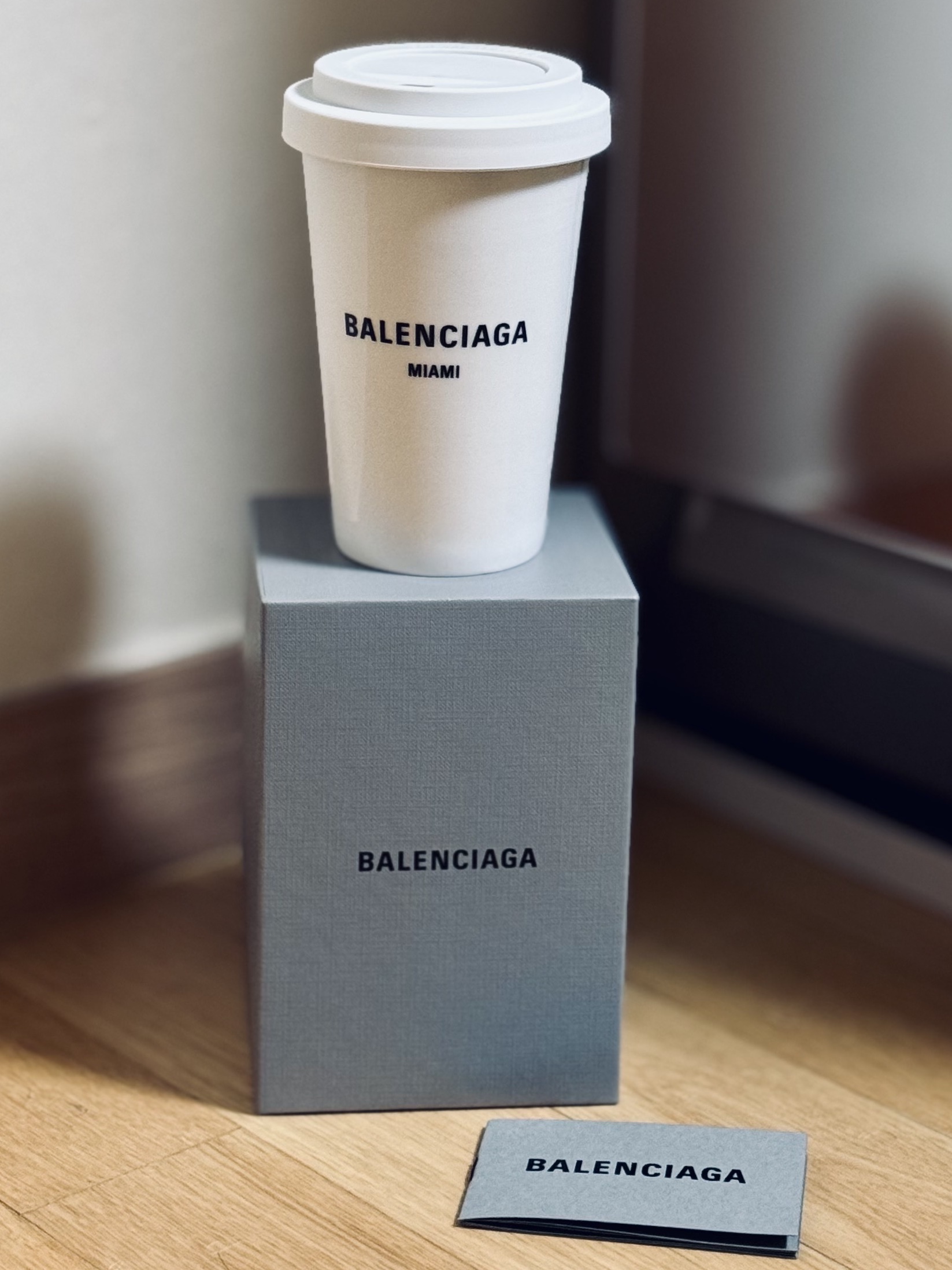 Balenciaga Cities Miami Coffee Cup White 착용 스타일
