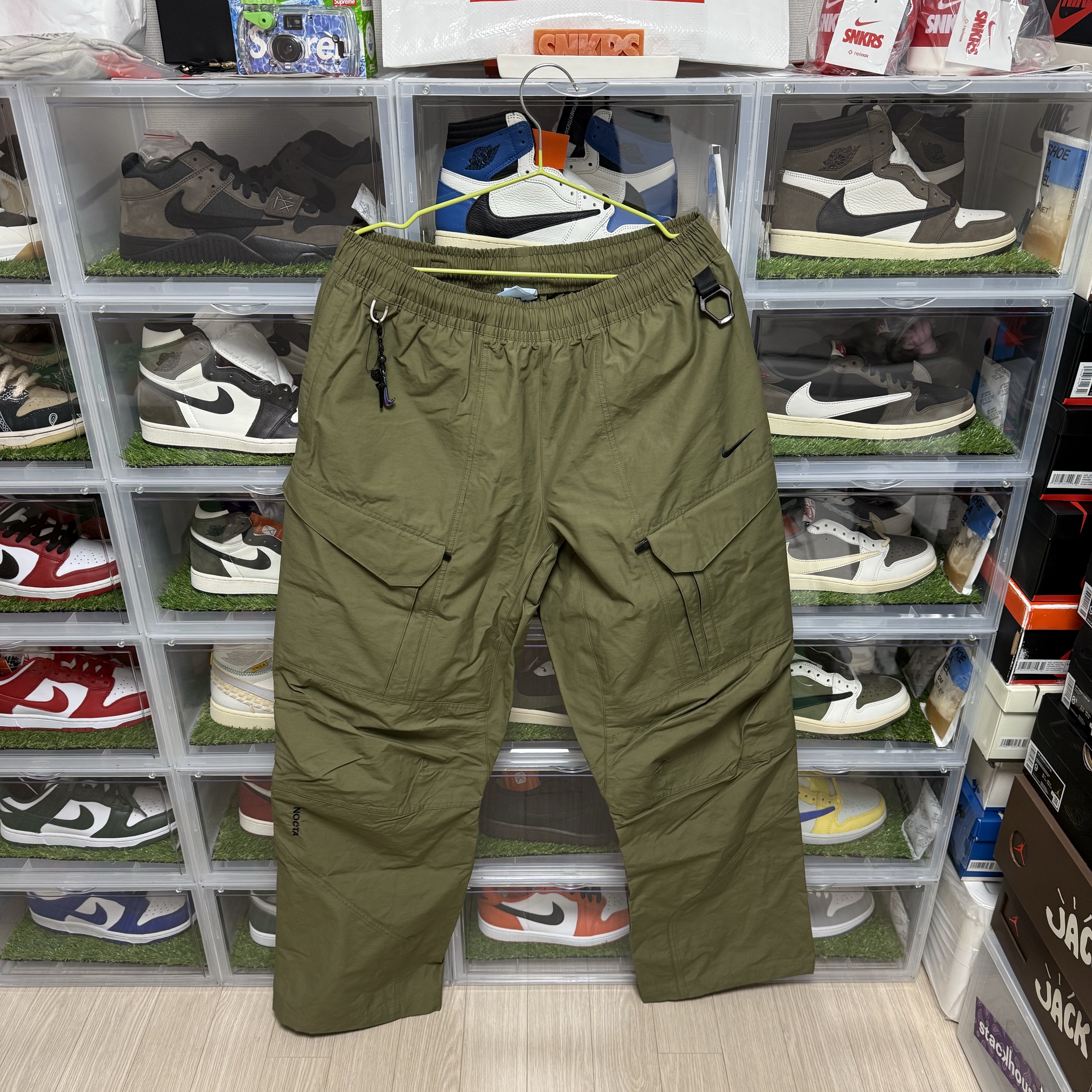Nike x Drake Nocta Opal Tito Neeks Cargo Pants Medium Olive (FZ0910-222) 착용 스타일 - 2