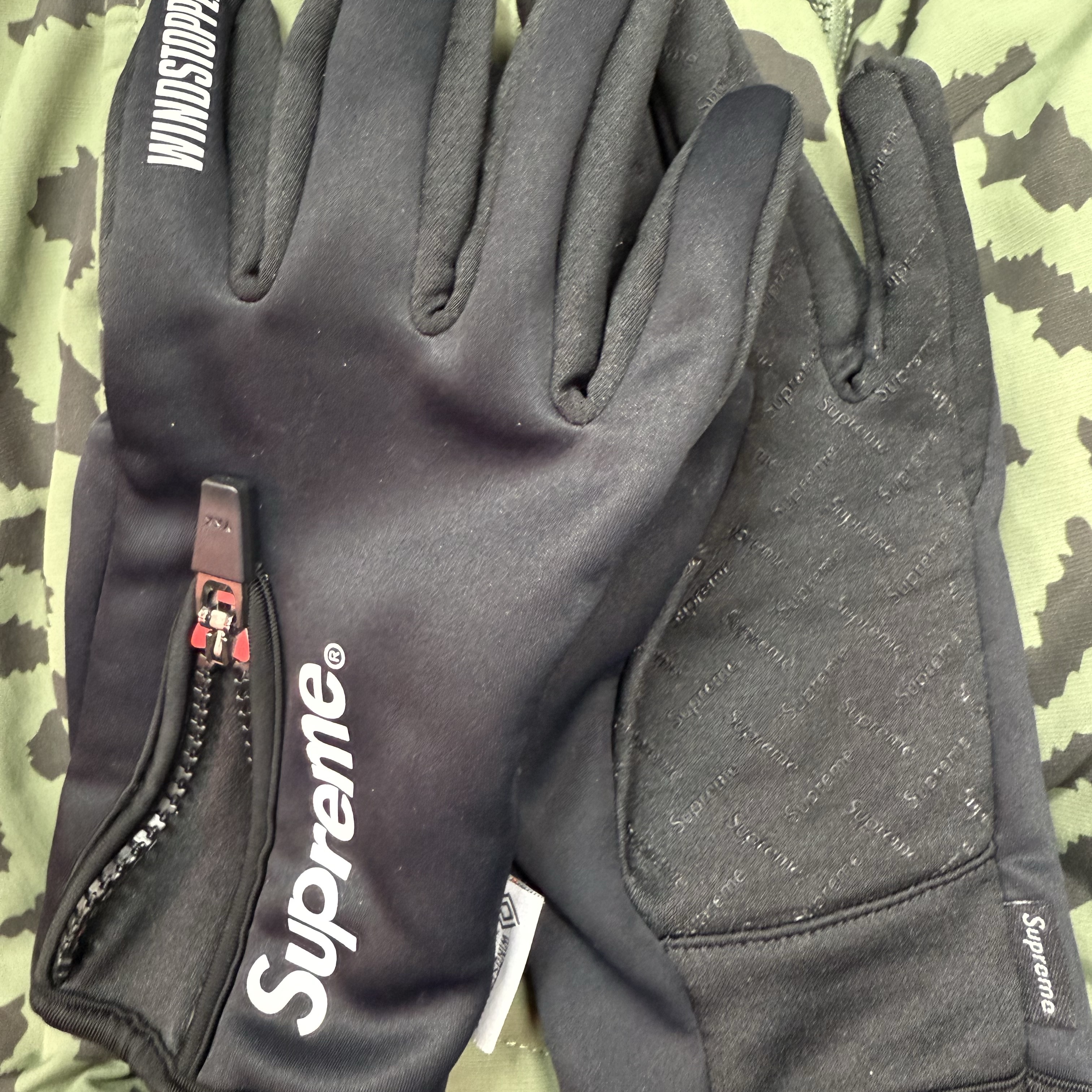 Supreme Windstopper Zip Gloves Black - 24FW 착용 스타일