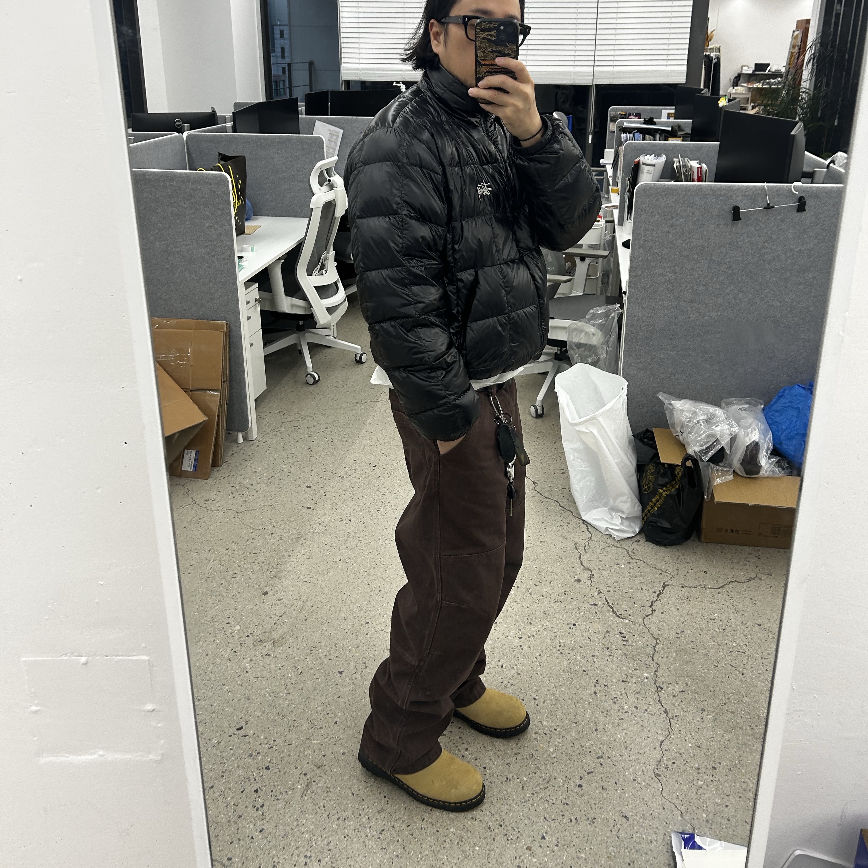 Stussy Midweight Puffer Black, Dr. Martens x Stussy 2295 Decon Sand Hairy Suede Boots Tan 착용 스타일 - 2