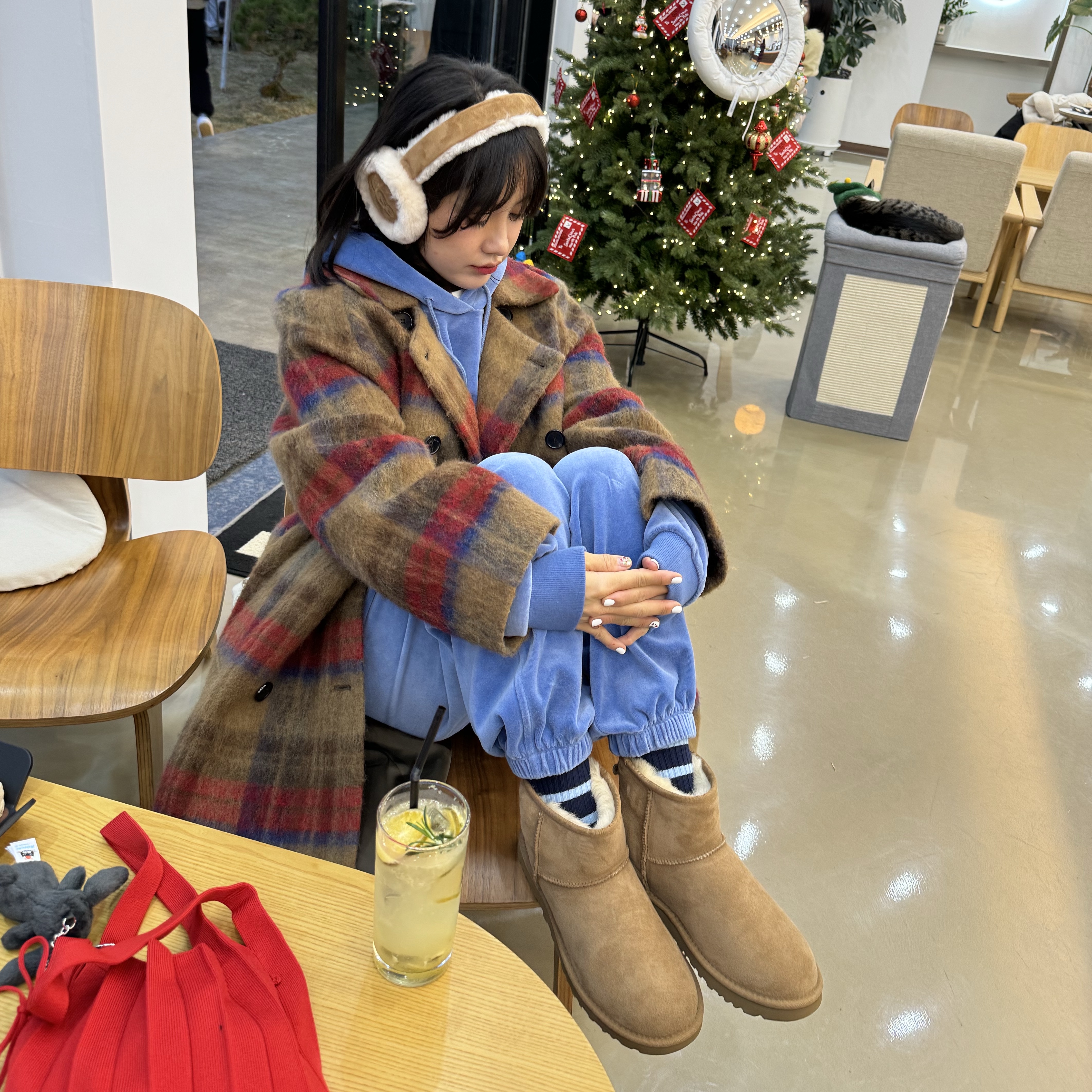 (W) UGG Classic Mini II Boots Chestnut, Jellycat Bashful Bunny Bag Charm Ink 착용 스타일 - 2