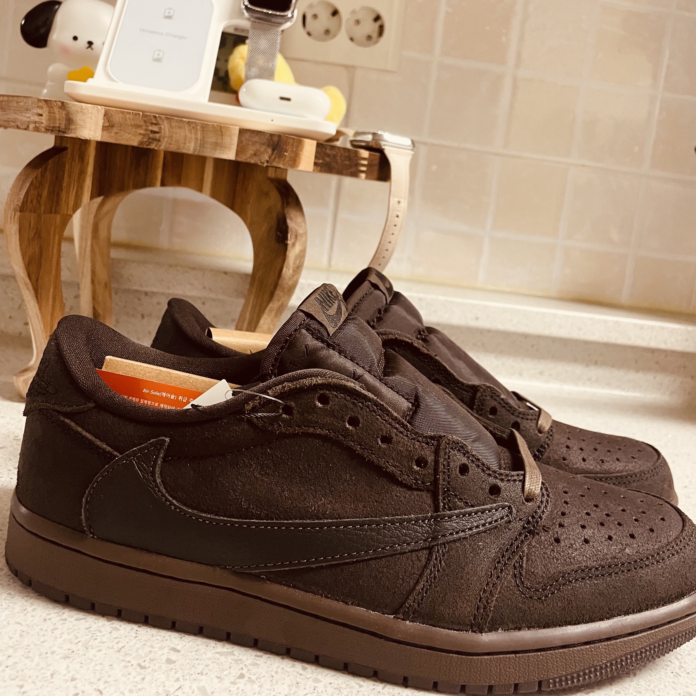 Jordan 1 x Travis Scott Retro Low OG SP Velvet Brown and Dark Mocha, Jordan 1 x Travis Scott Retro Low OG SP Black Phantom 착용 스타일 - 1