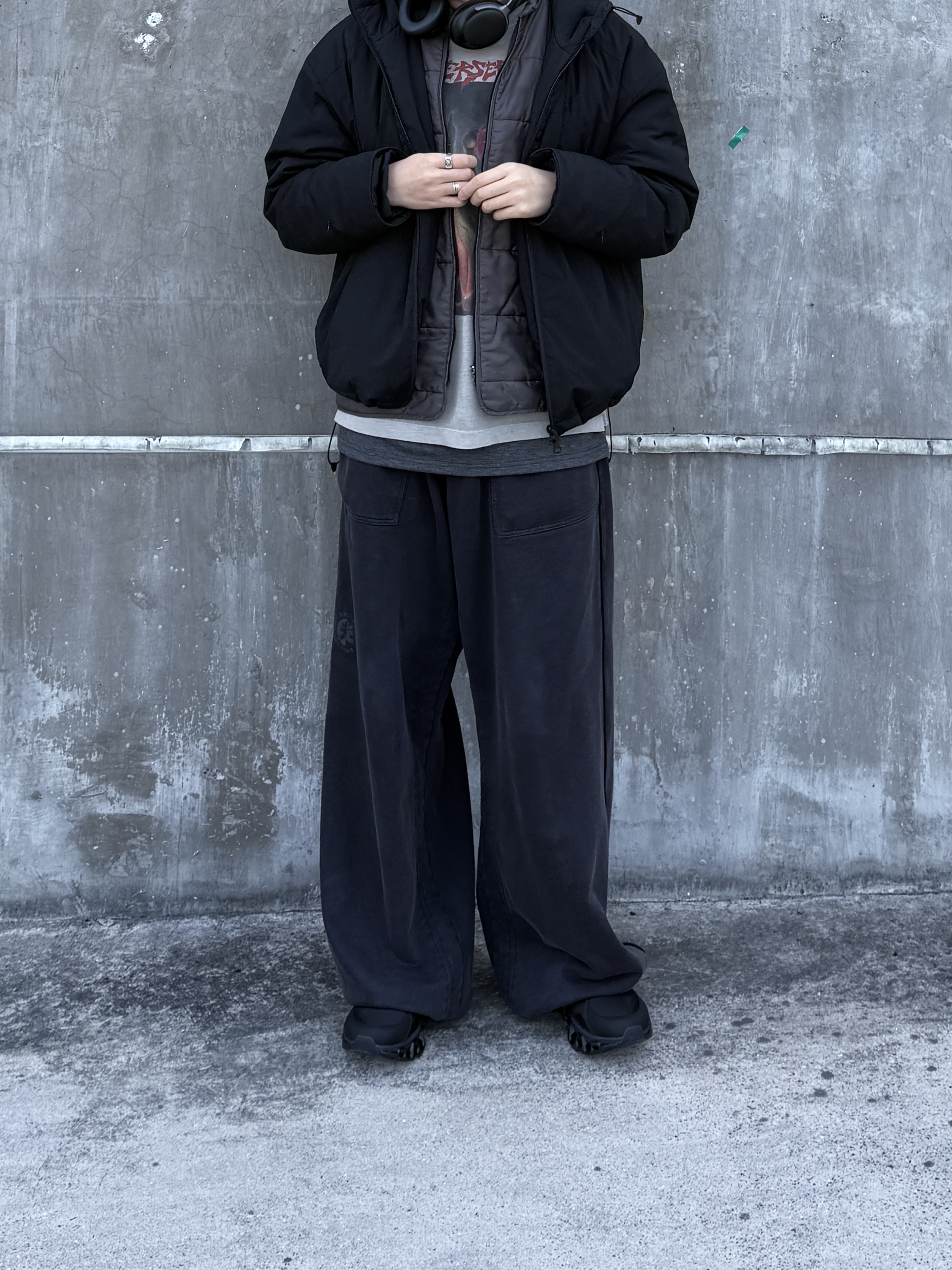 On Running x Post Archive Faction (Paf) Cloudmonster 2 Black Magnet, Polyteru Turtle Neck Sleeve Charcoal 착용 스타일