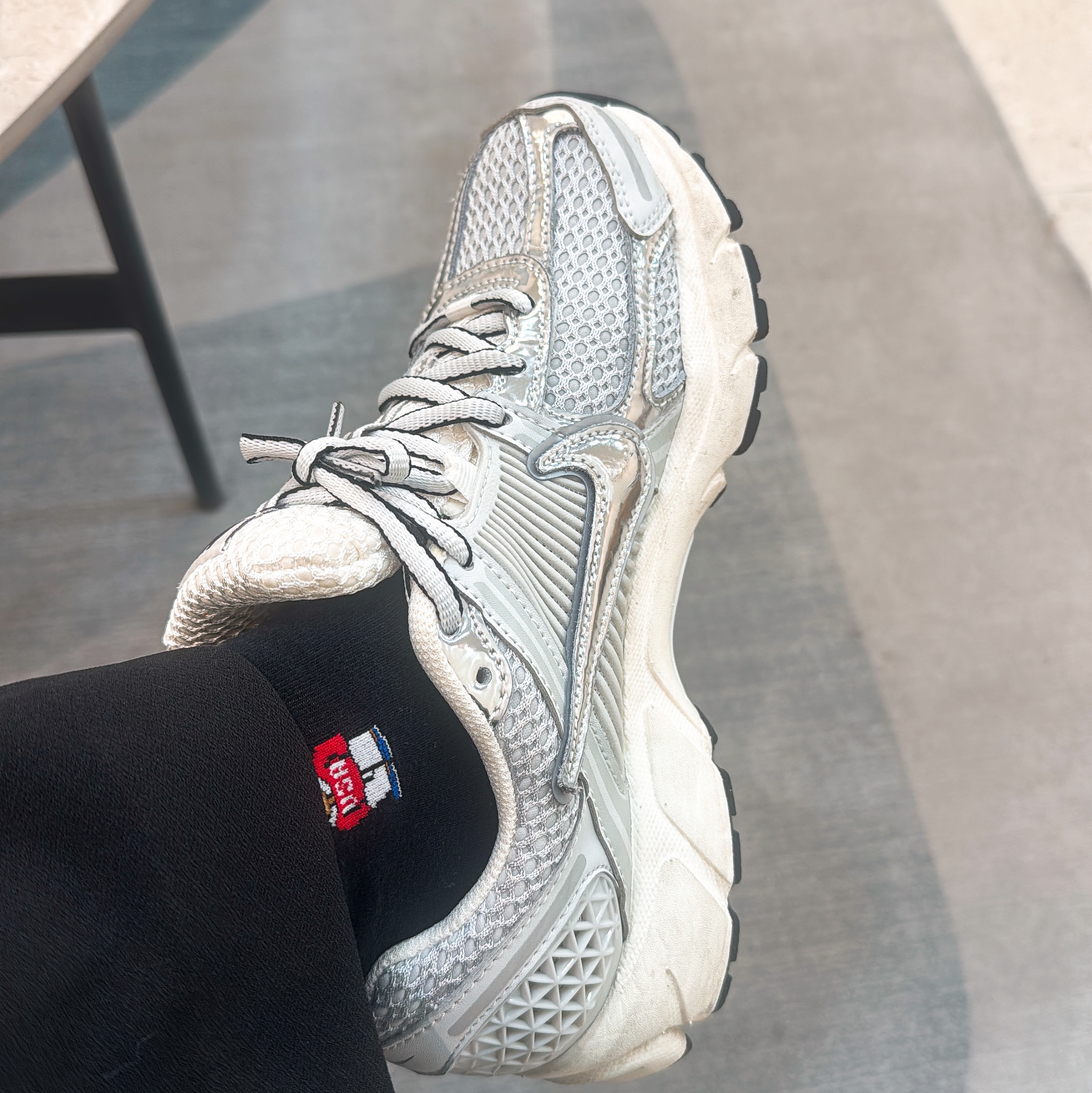 (W) Nike Zoom Vomero 5 Photon Dust and Metallic Silver 착용 스타일