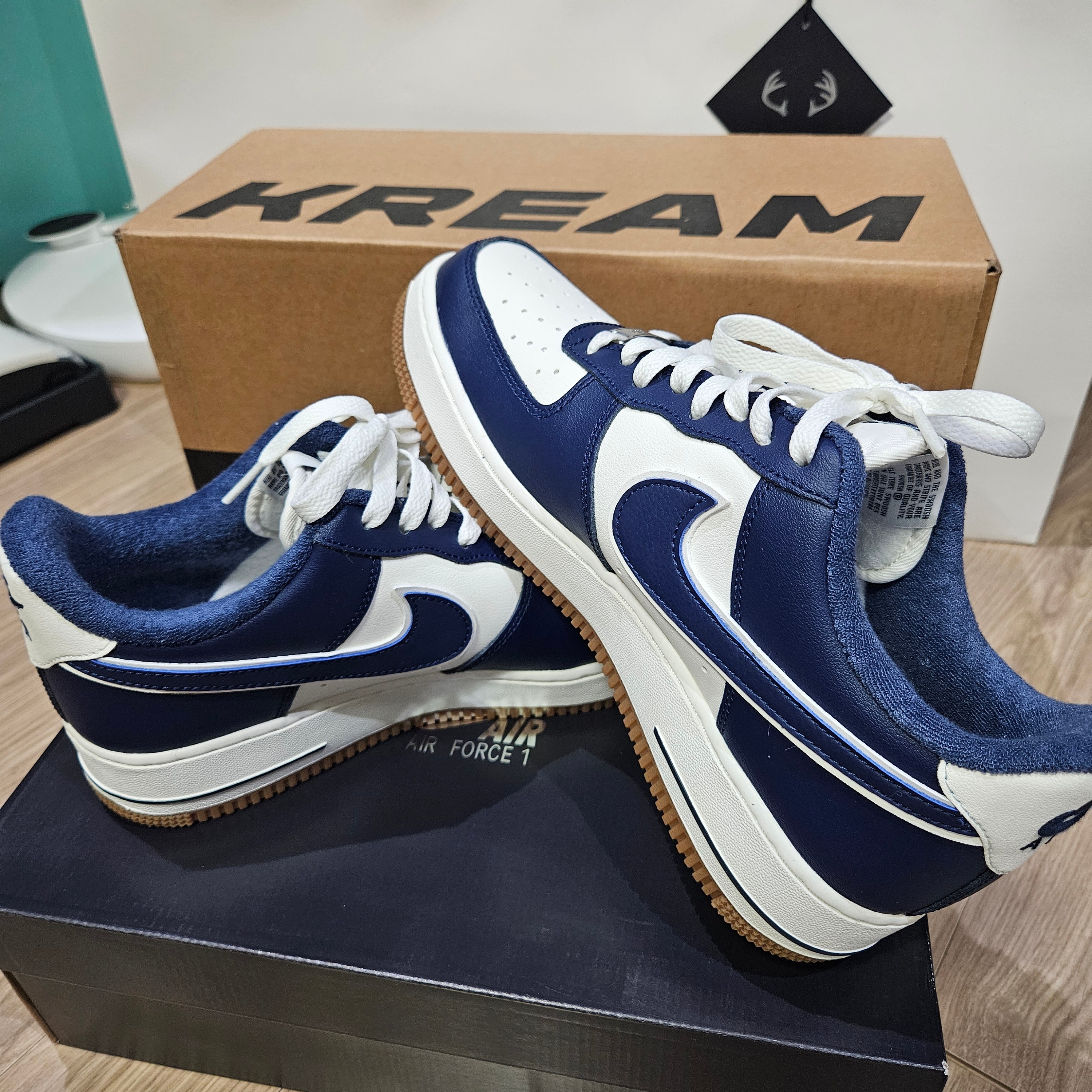 Nike Air Force 1 '07 LV8 Midnight Navy 착용 스타일