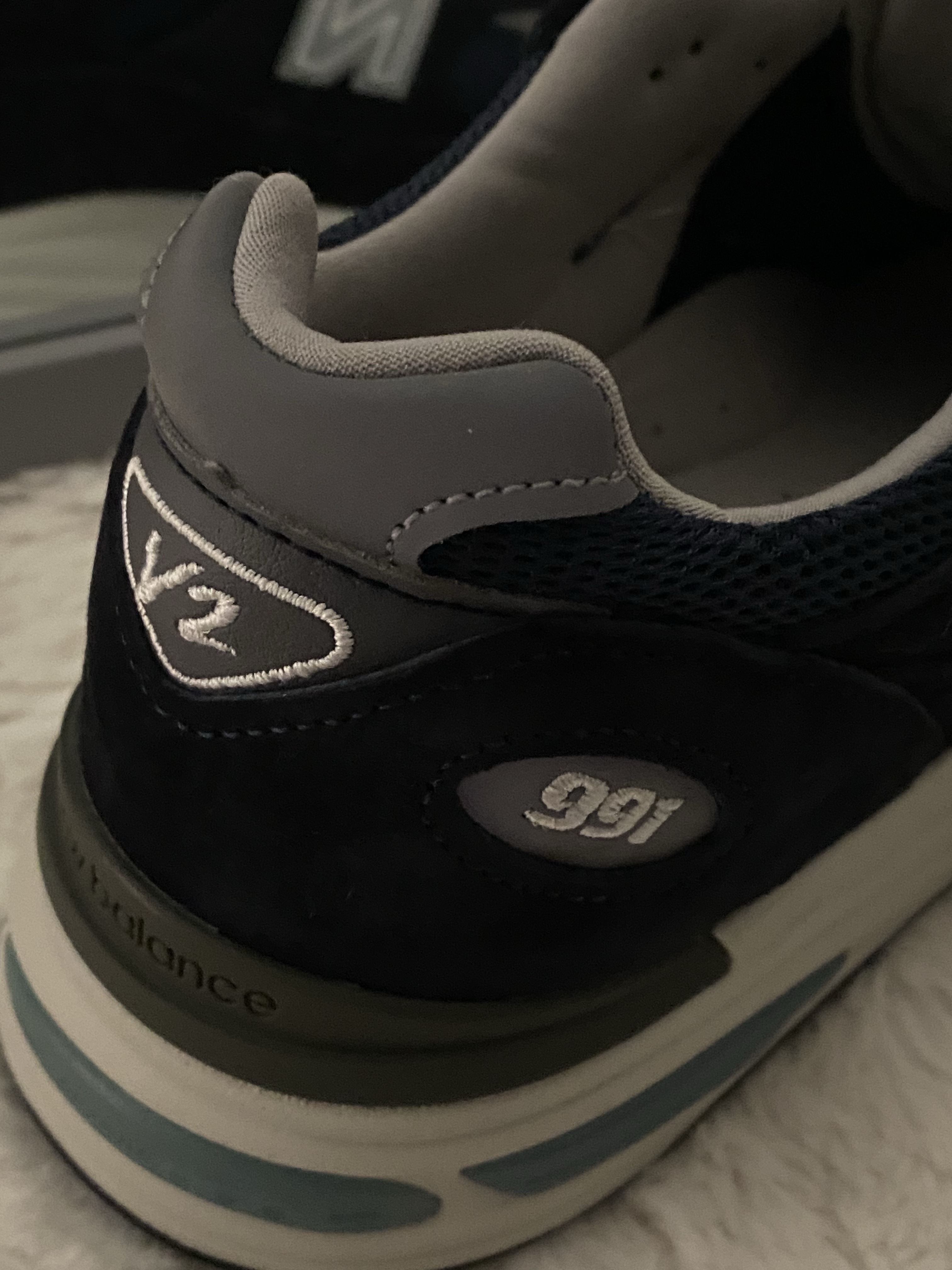 New Balance 991v2 Made in UK Dark Navy Smoked Pearl 착용 스타일 - 2