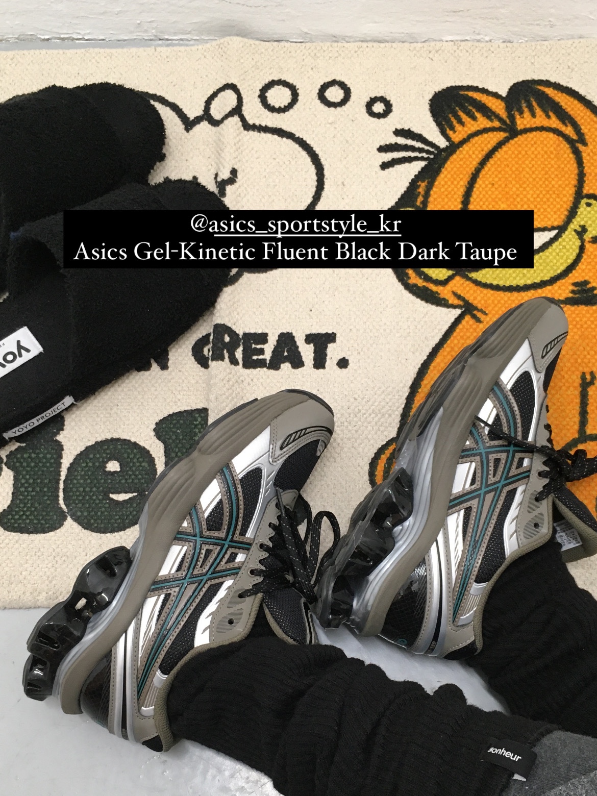 Asics Gel-Kinetic Fluent Black Dark Taupe 착용 스타일