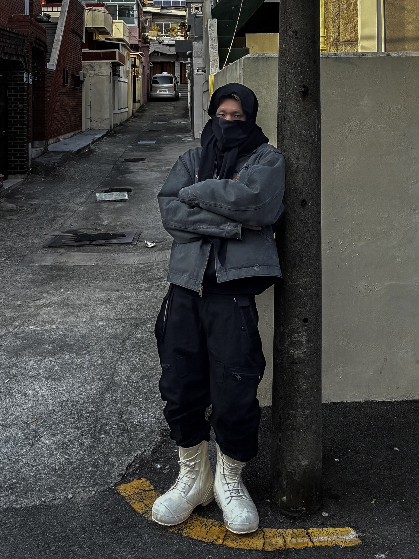 Sansan Gear Hoodie Scarf Black, Wapworks Arctic Suspender Pants Black 착용 스타일 - 3