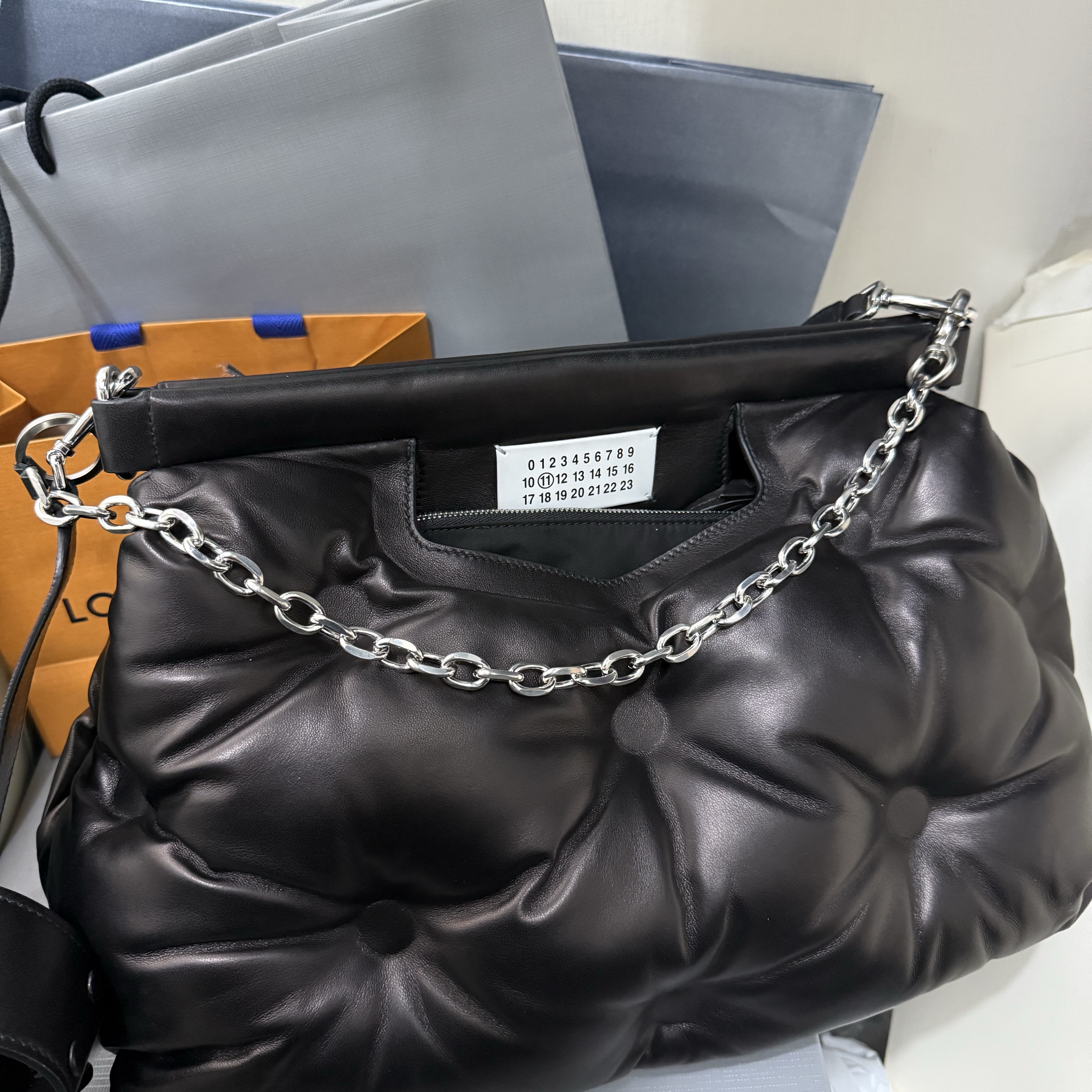Our Legacy Ladon Brass Keychain Matte Nickel, Maison Margiela Glam Slam Classique Medium Black 착용 스타일 - 2