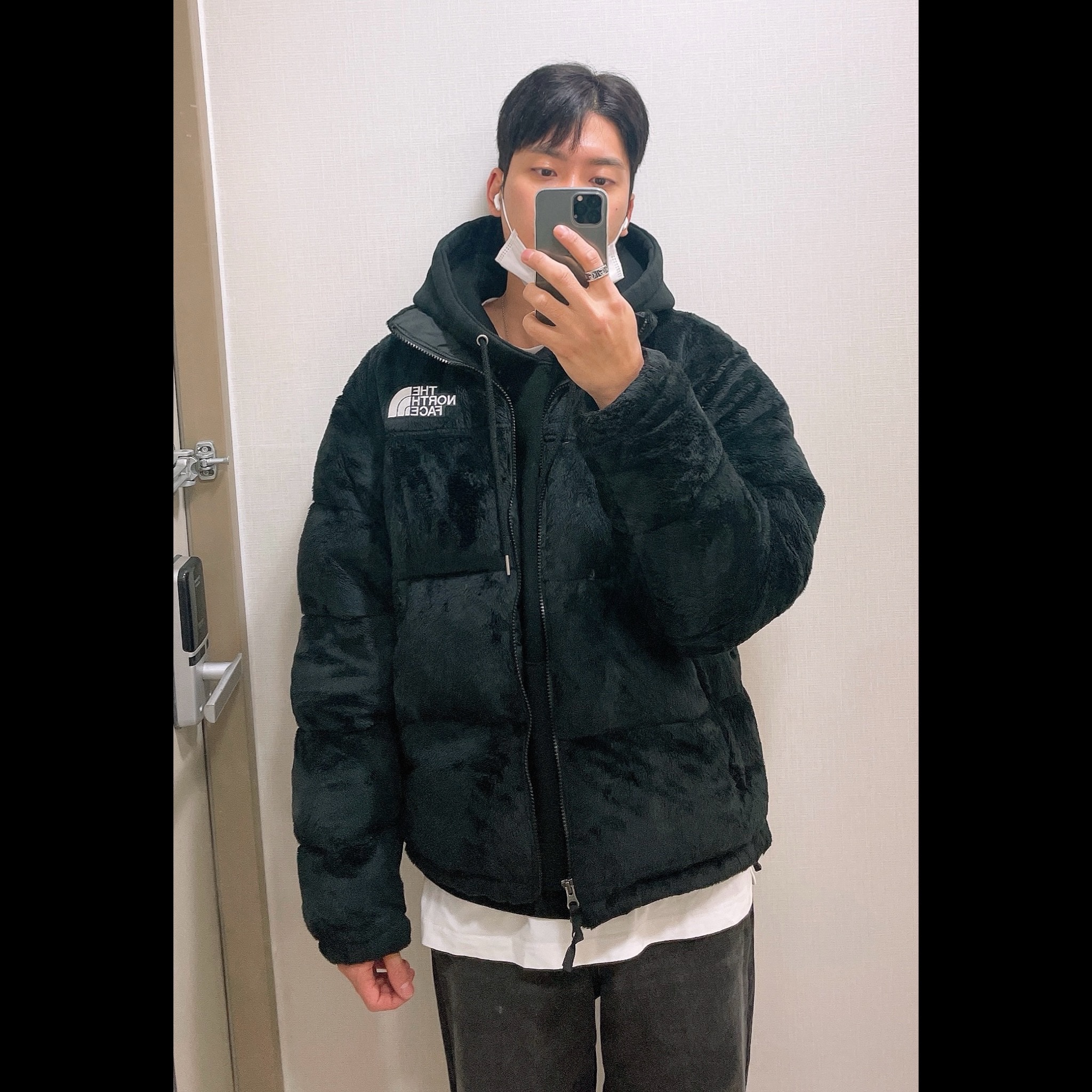 The North Face Versa Velour Nuptse Jacket Black 착용 스타일
