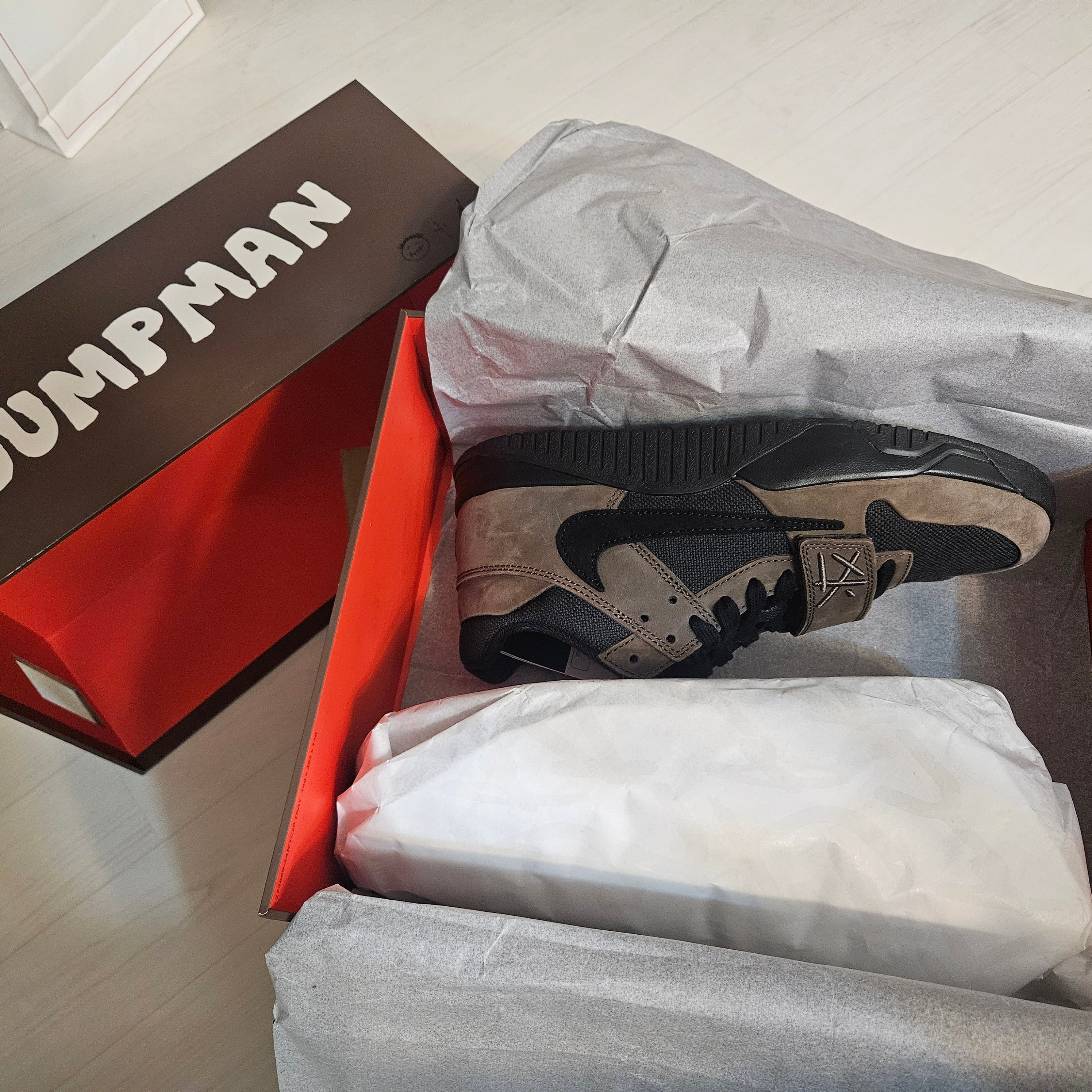 Jordan x Travis Scott Jumpman Jack TR Black and Dark Mocha 착용 스타일 - 1