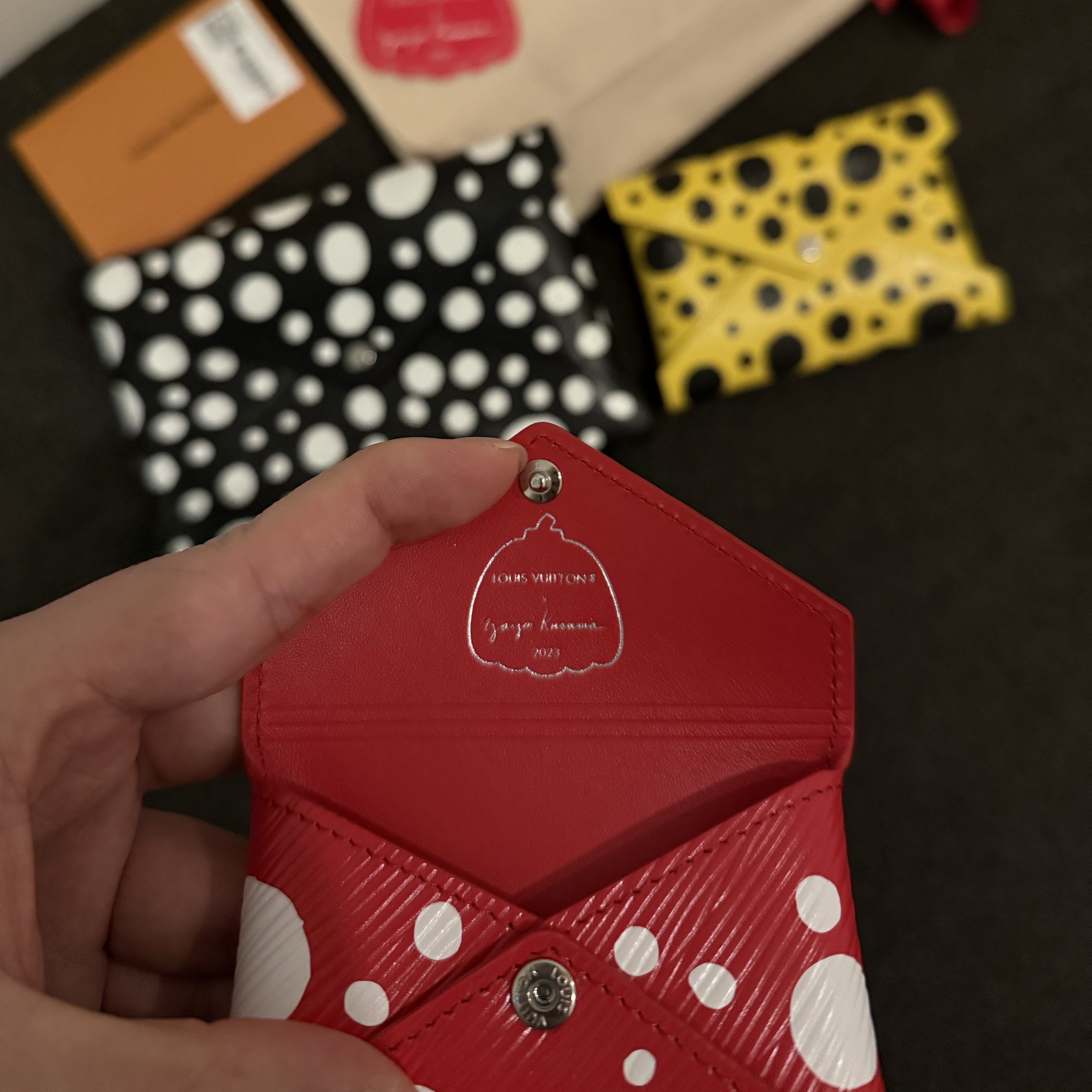 Louis Vuitton x YK Kirigami Pochette Black Yellow Red 착용 스타일