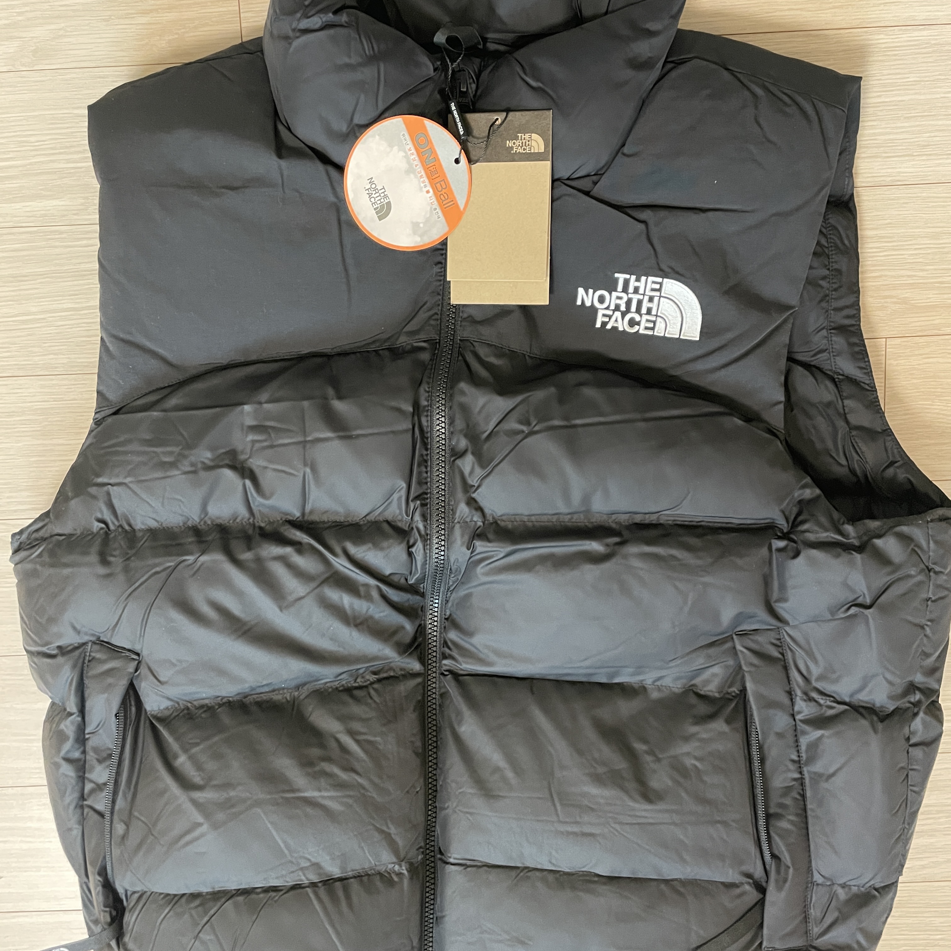 The North Face Nuptse On Ball Vest Black 착용 스타일