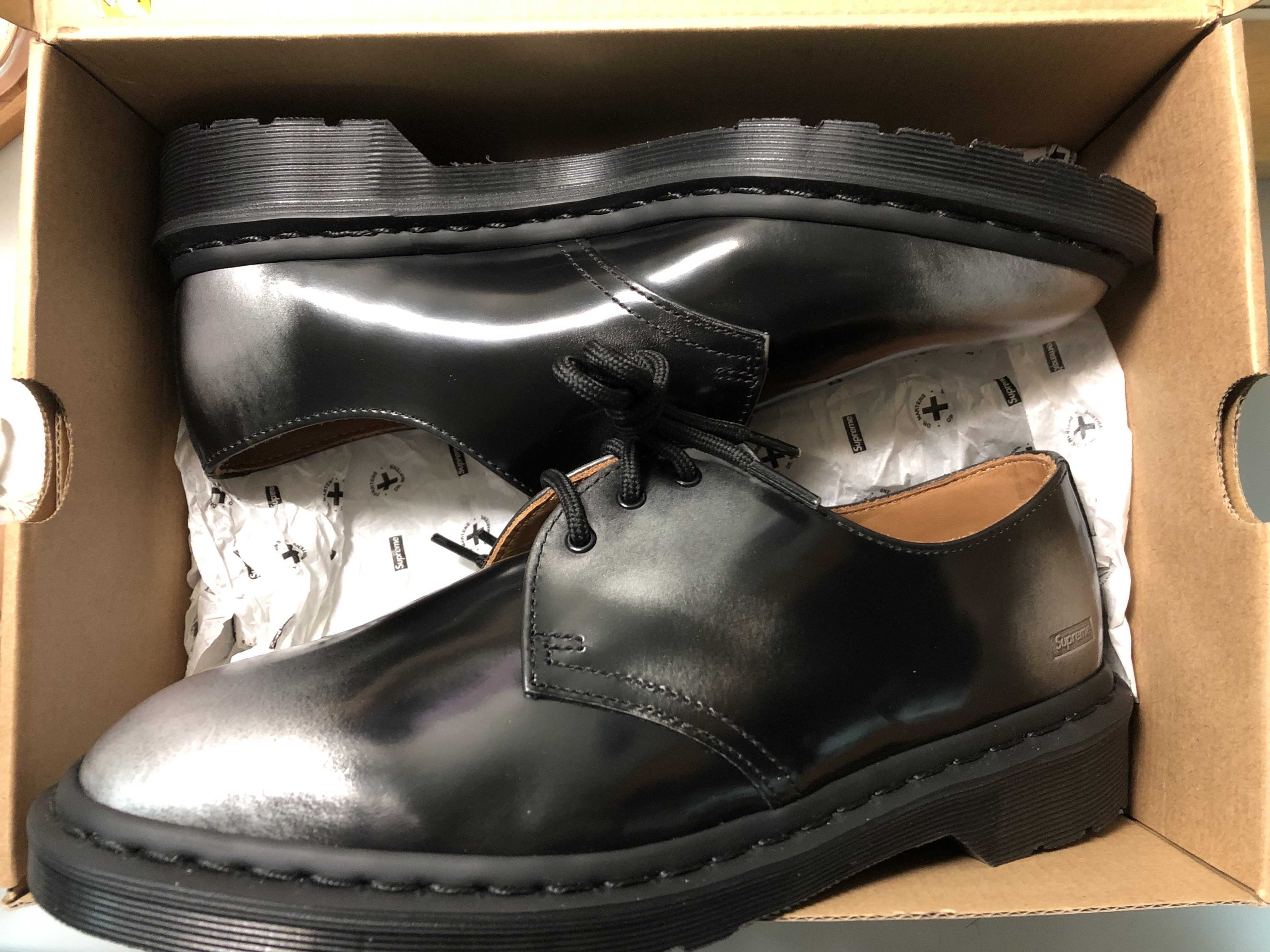 Dr. Martens x Supreme 1461 Gray Silver 착용 스타일 - 1