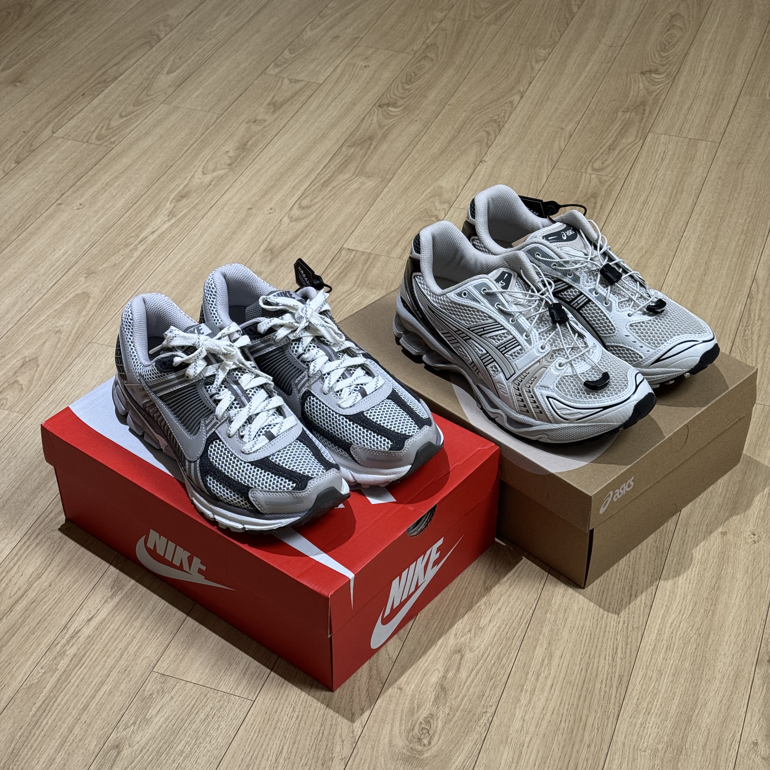 Asics Unlimited Gel-Kayano 14 Smoke Grey, Nike Zoom Vomero 5 PRM Light Iron Ore and Flat Fewter 착용 스타일 - 2