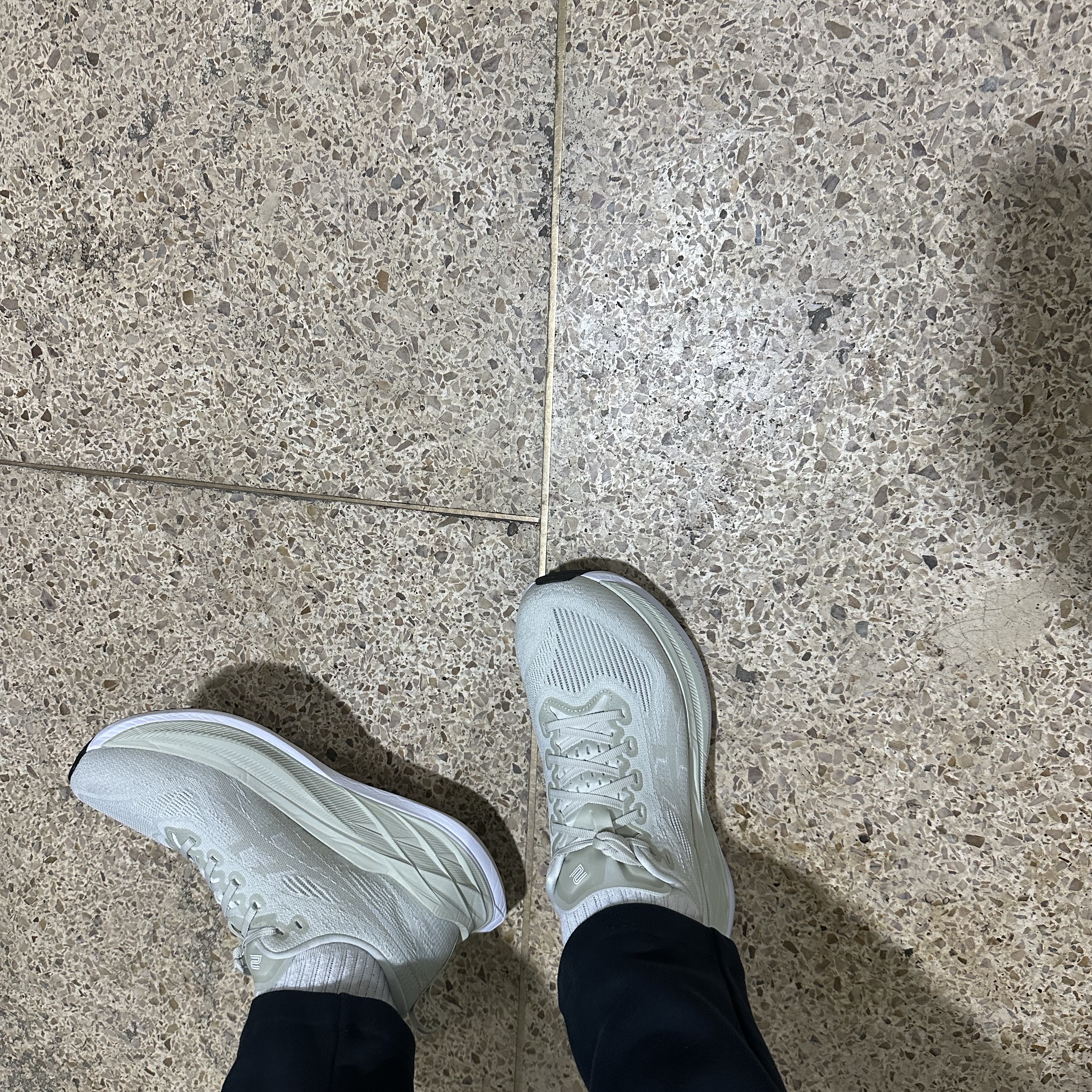 Asics Superblast 2 Lake Grey White Sage 착용 스타일