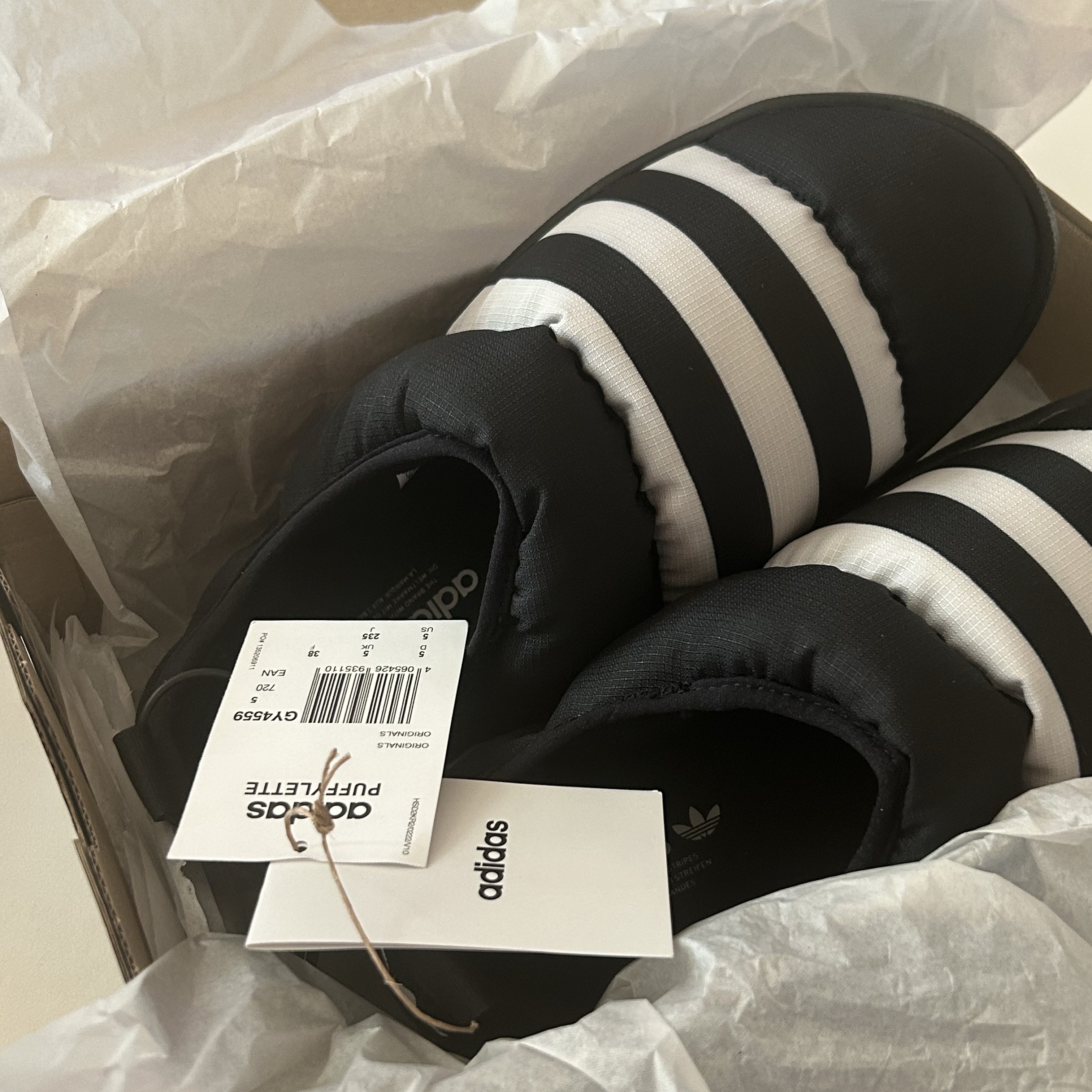 Adidas Puffylette Core Black 착용 스타일