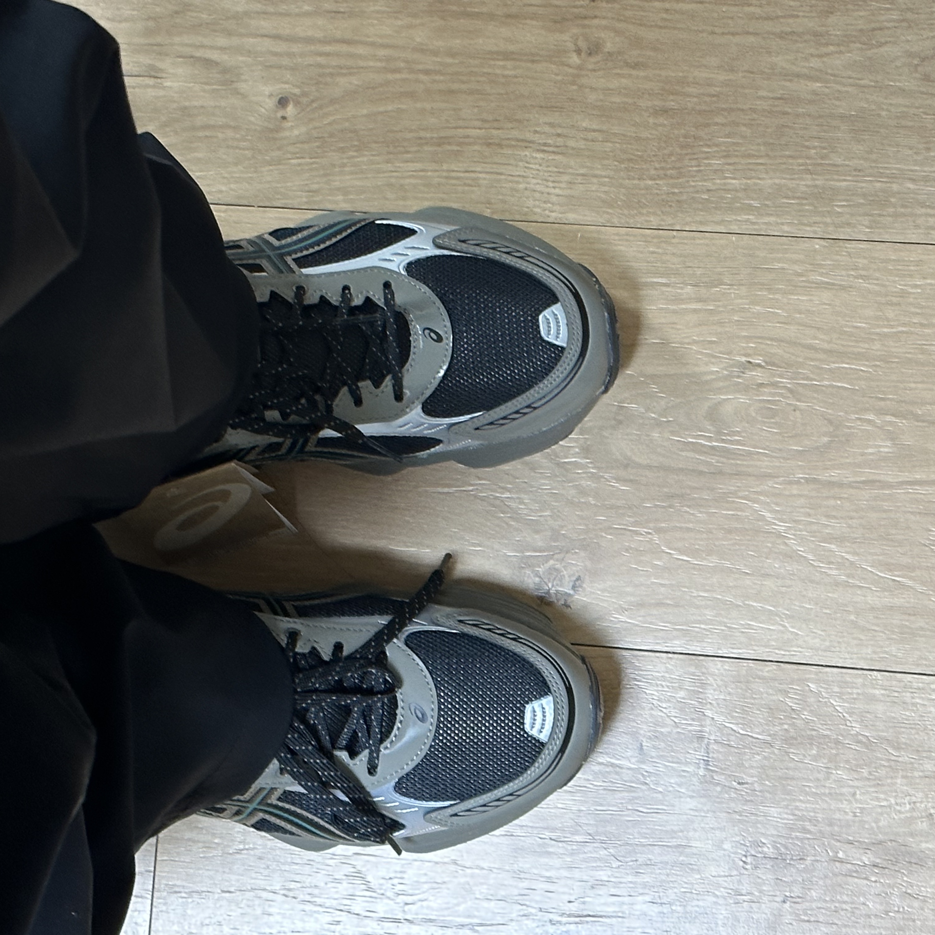 Asics Gel-Kinetic Fluent Black Dark Taupe 착용 스타일 - 2