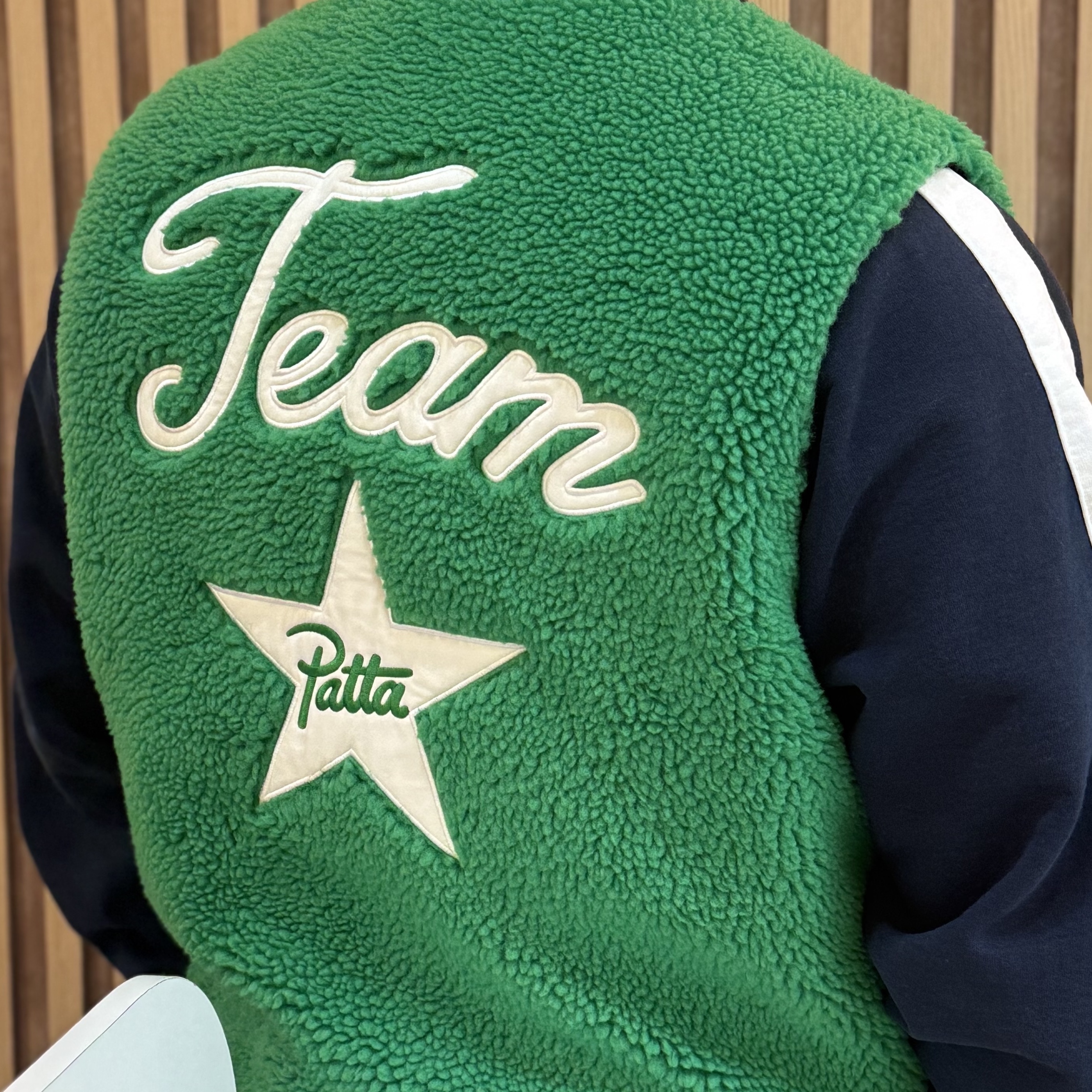 Converse x Patta Reversible Vest Jolly Green 착용 스타일