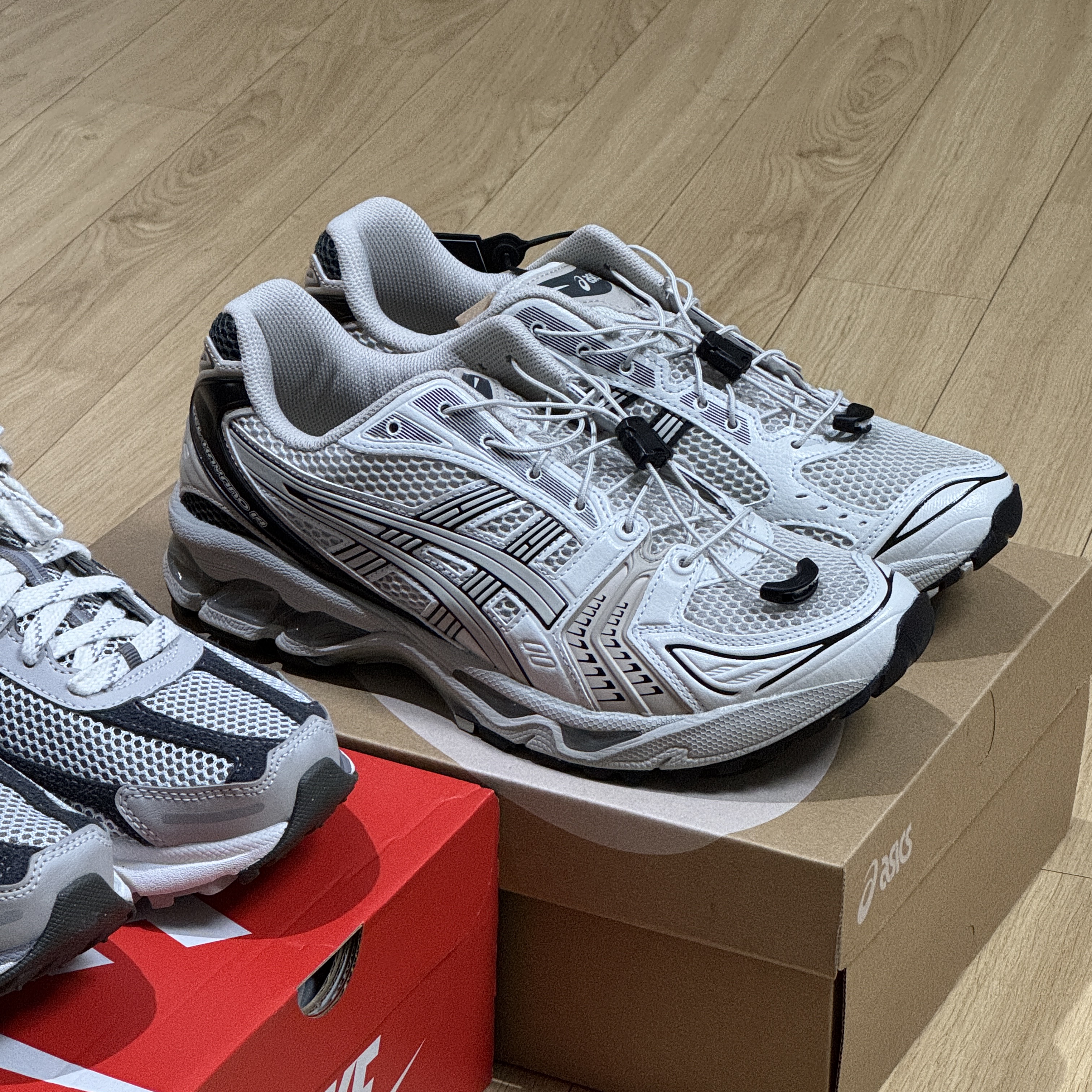 Asics Unlimited Gel-Kayano 14 Smoke Grey, Nike Zoom Vomero 5 PRM Light Iron Ore and Flat Fewter 착용 스타일 - 1