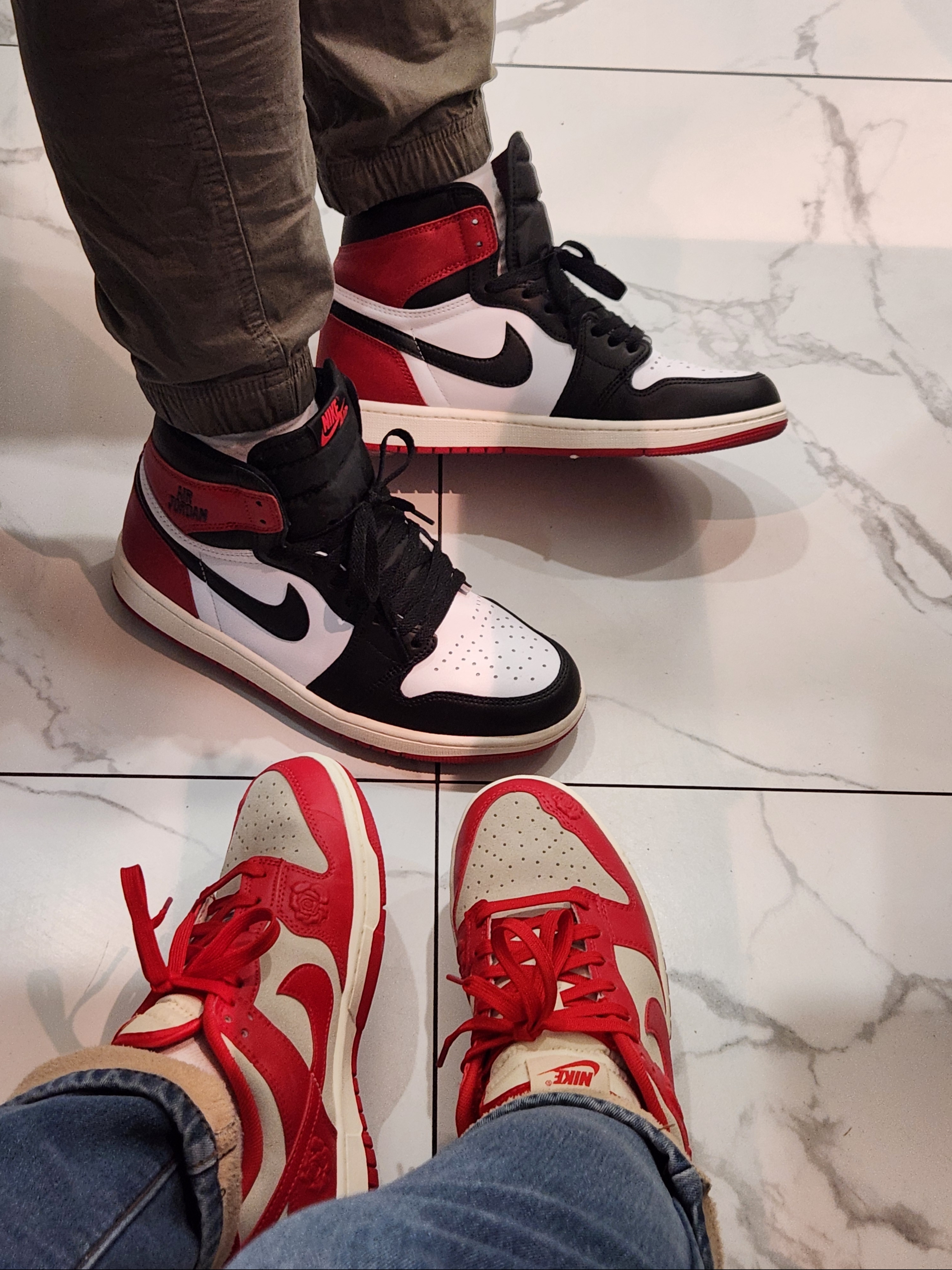 (W) Nike Dunk Low Red Roses Coconut Milk University Red, Jordan 1 Retro High OG Black Toe 착용 스타일 - 2