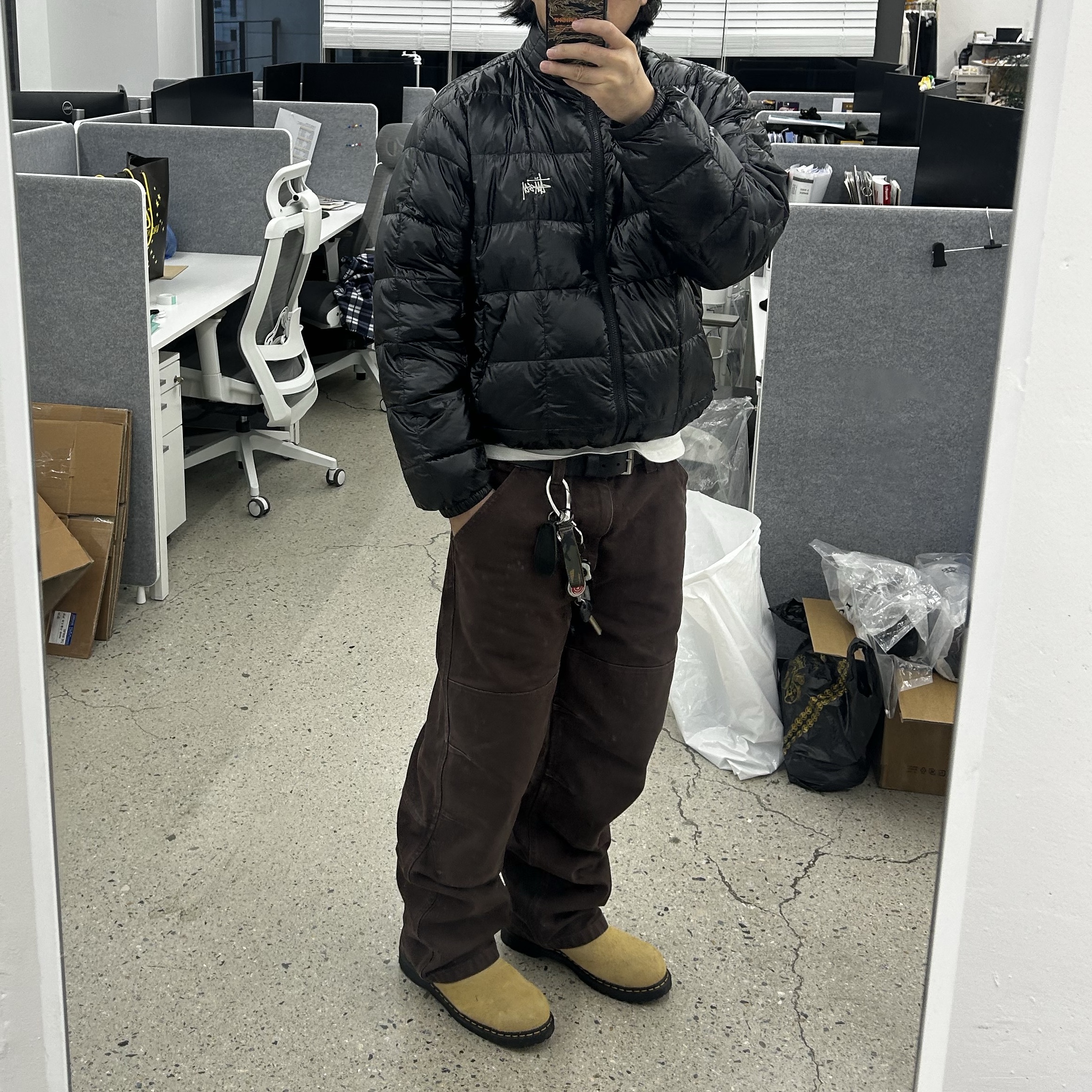 Stussy Midweight Puffer Black, Dr. Martens x Stussy 2295 Decon Sand Hairy Suede Boots Tan 착용 스타일 - 3