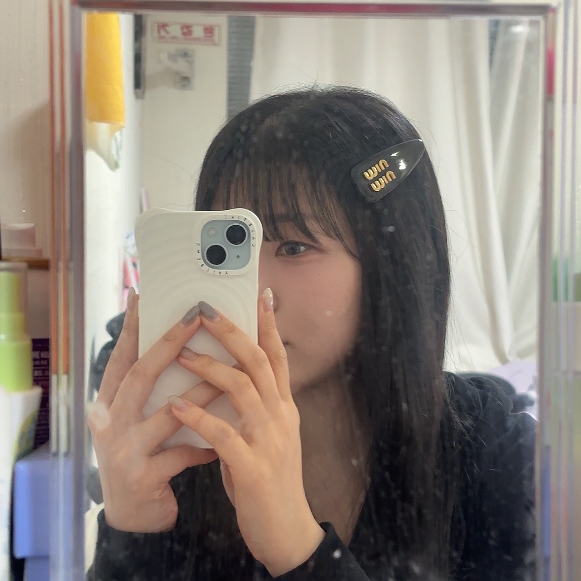 (W) Miu Miu Patent Leather Hair Clip Black 착용 스타일 - 1