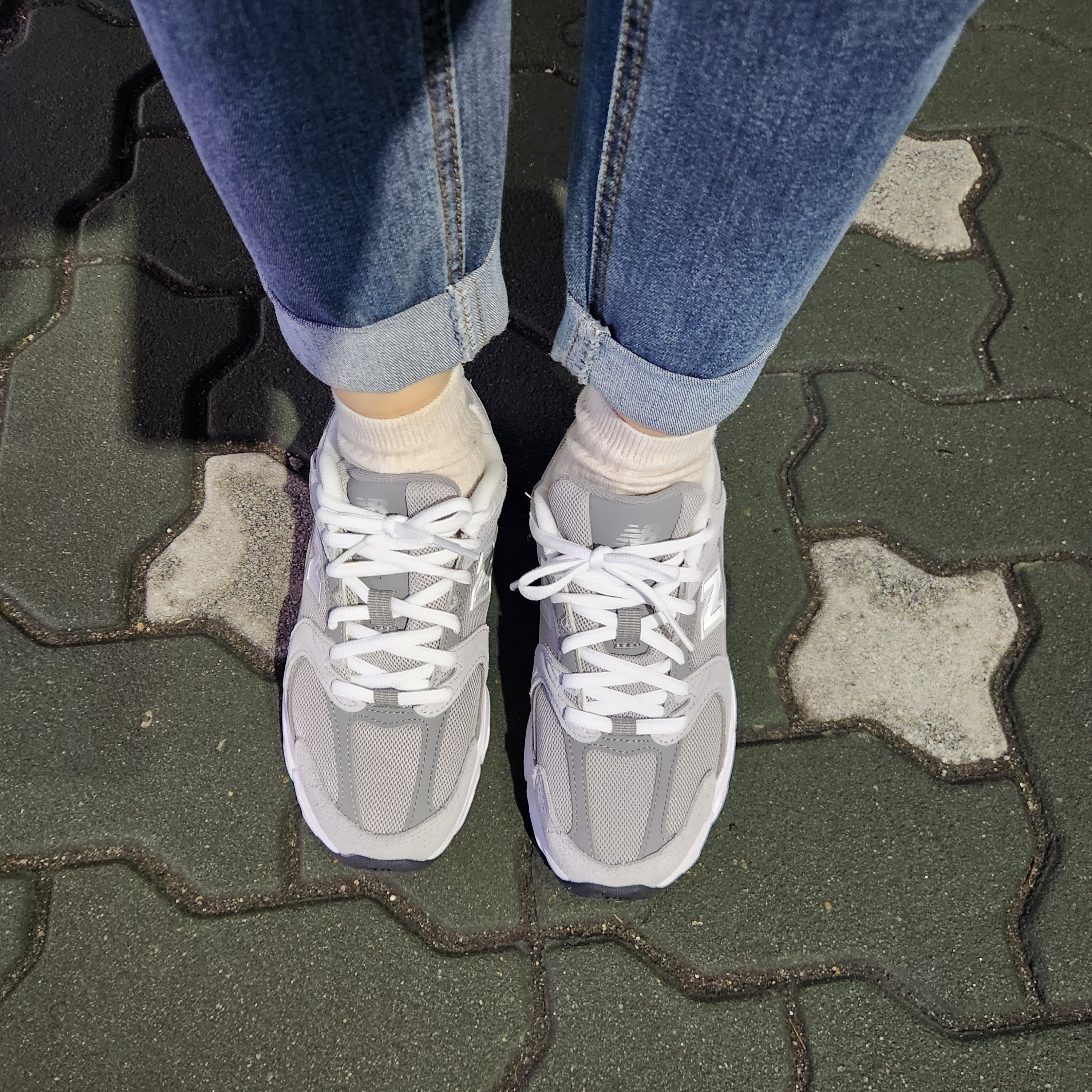 New Balance 530 Grey 착용 스타일