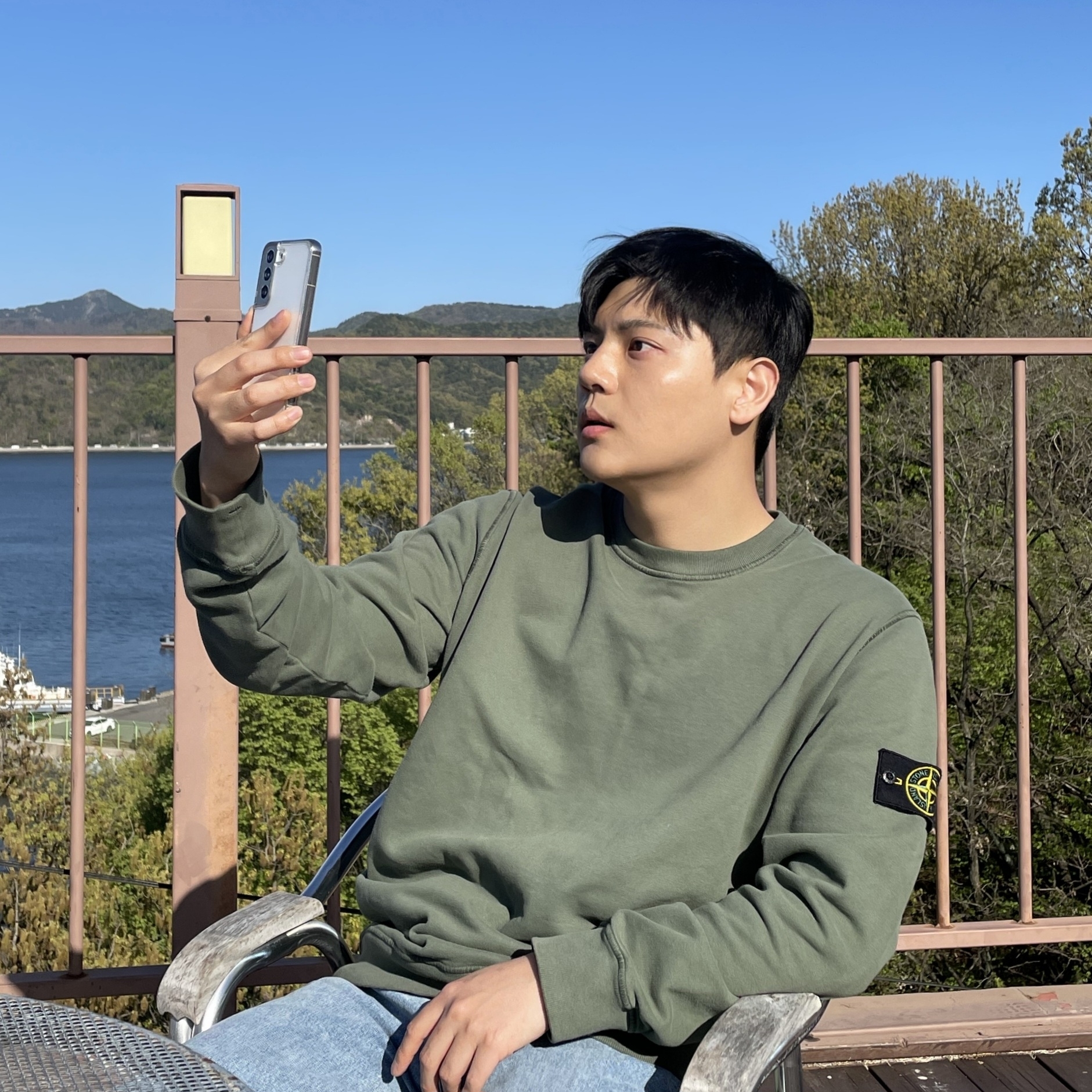 Stone Island 63020 Crewneck Sweatshirt Olive Green - 22FW 착용 스타일 - 2
