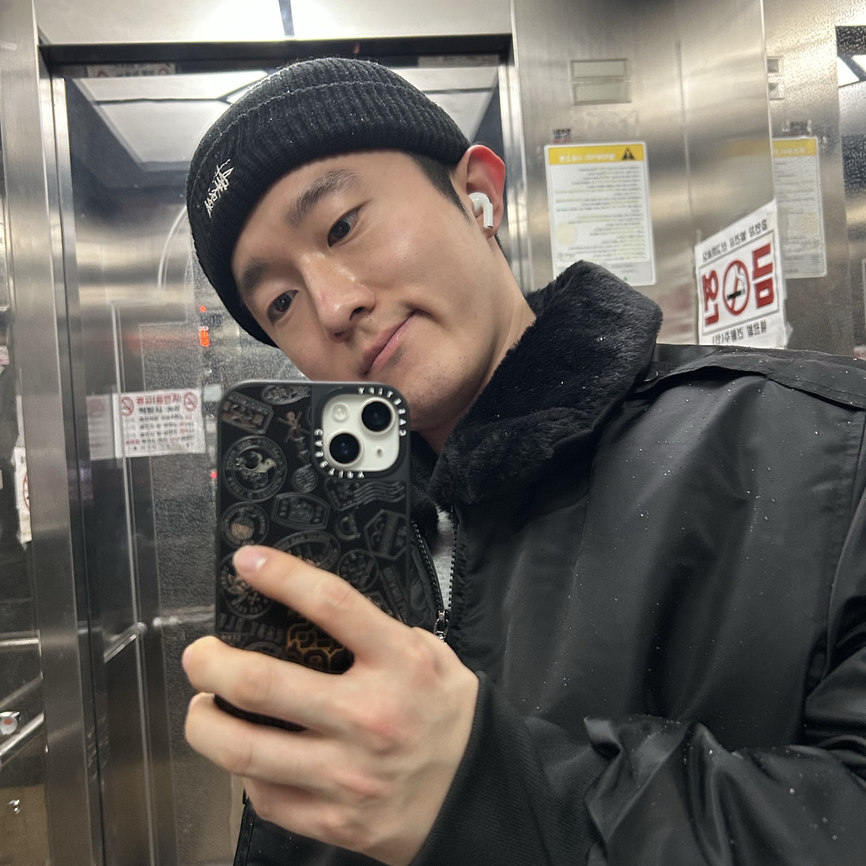 Stussy Basic Cuff Beanie Black 착용 스타일
